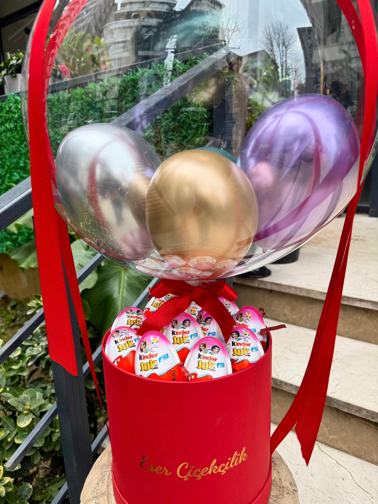 Kırmızı Kutuda Kinder Joy Balon Aranjmanı