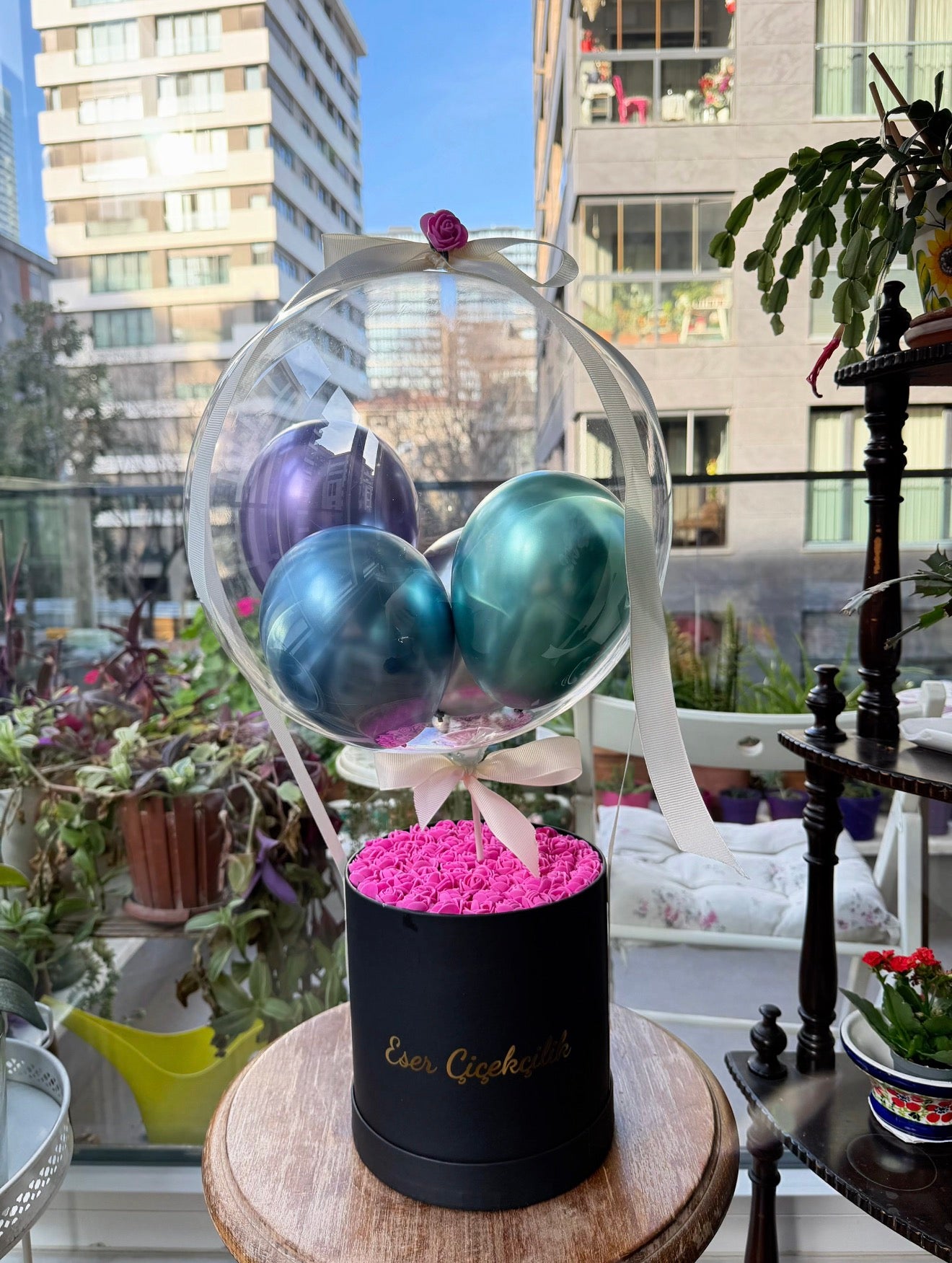 Siyah Kutuda Fuşya Güller Balon Aranjmanı