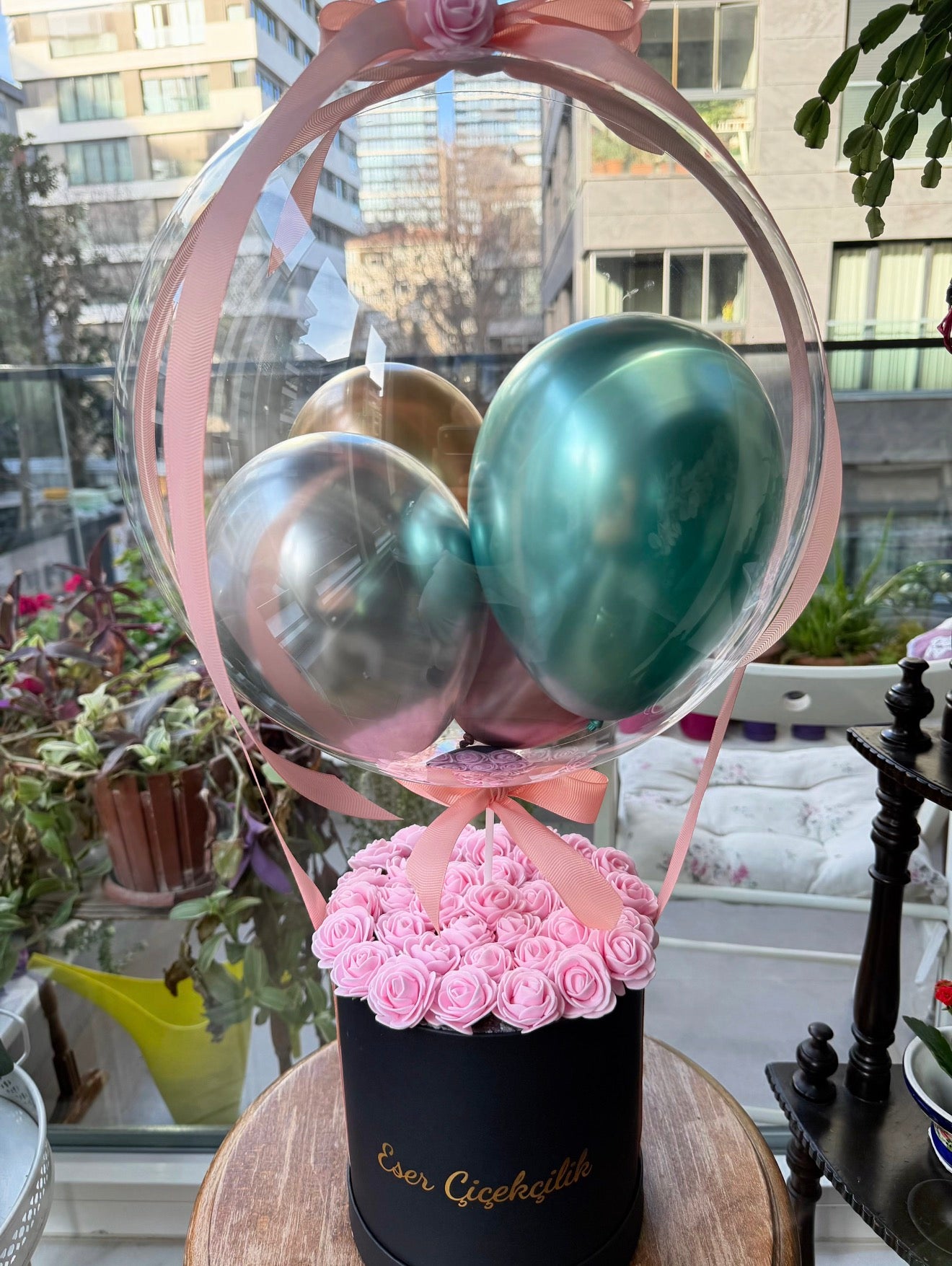 Siyah Kutuda Pembe Güller Balon Aranjmanı