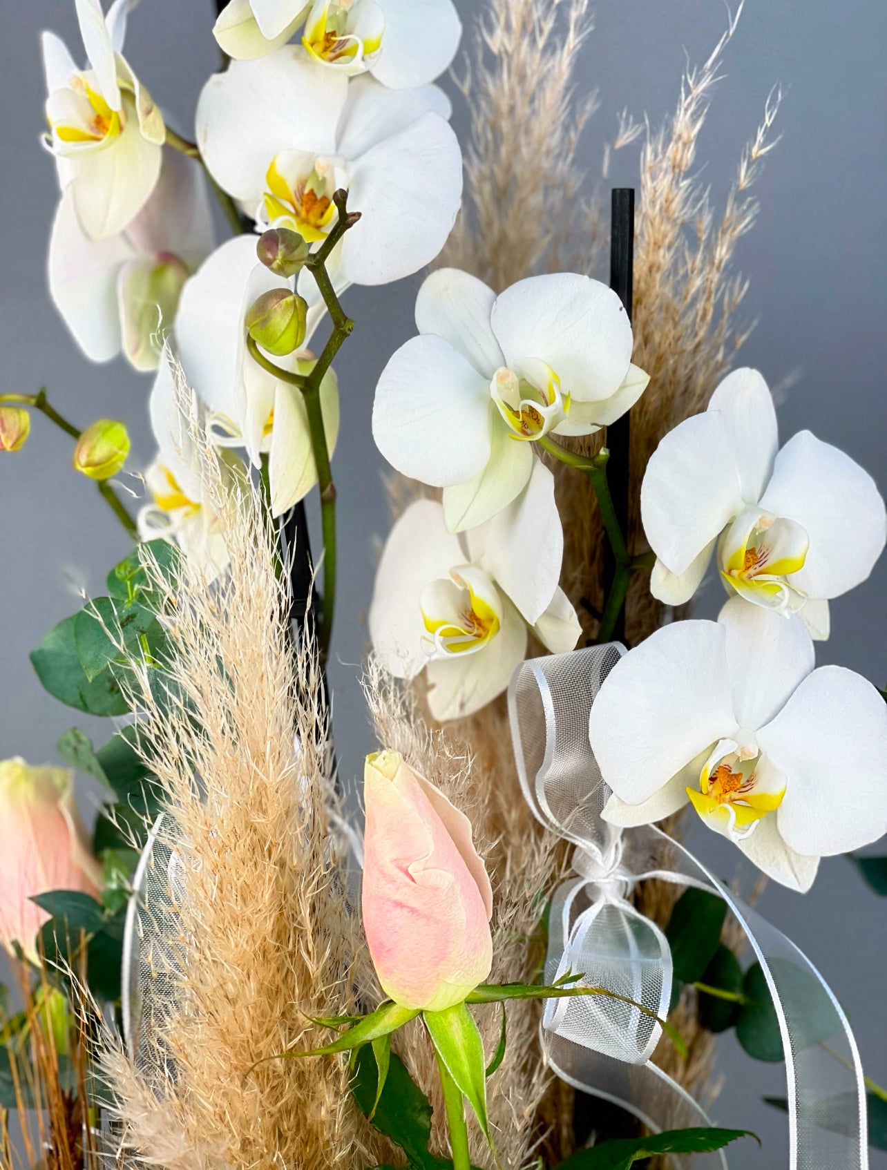 İstanbul içi hızlı teslimatla, Eser Çiçekçilik'in özenle hazırladığı, eskitme vazo içinde yer alan beyaz orkide, lisyantus ve pembe aslanağzı ile zarif Deluxe orkide aranjmanı, özel anlar için mükemmel bir seçim.