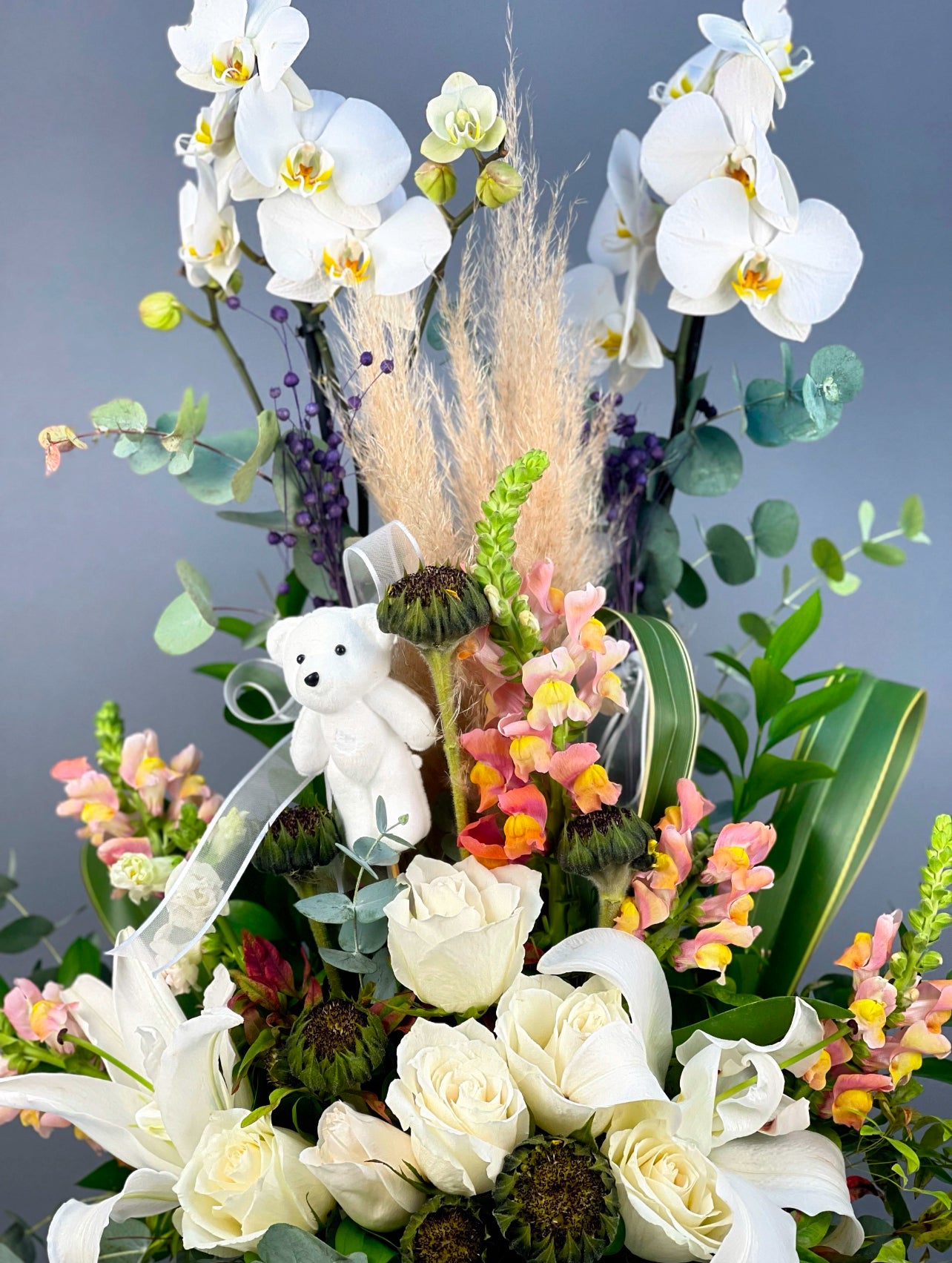 Eskitme seramik vazoda tasarlanmış Pure Bliss Aranjmanı, romantik ve zarif dokunuşlarıyla geçmiş olsun dilekleri, teşekkürler veya özel günler için ideal bir çiçek aranjmanı. Premium teslimat imkanıyla.