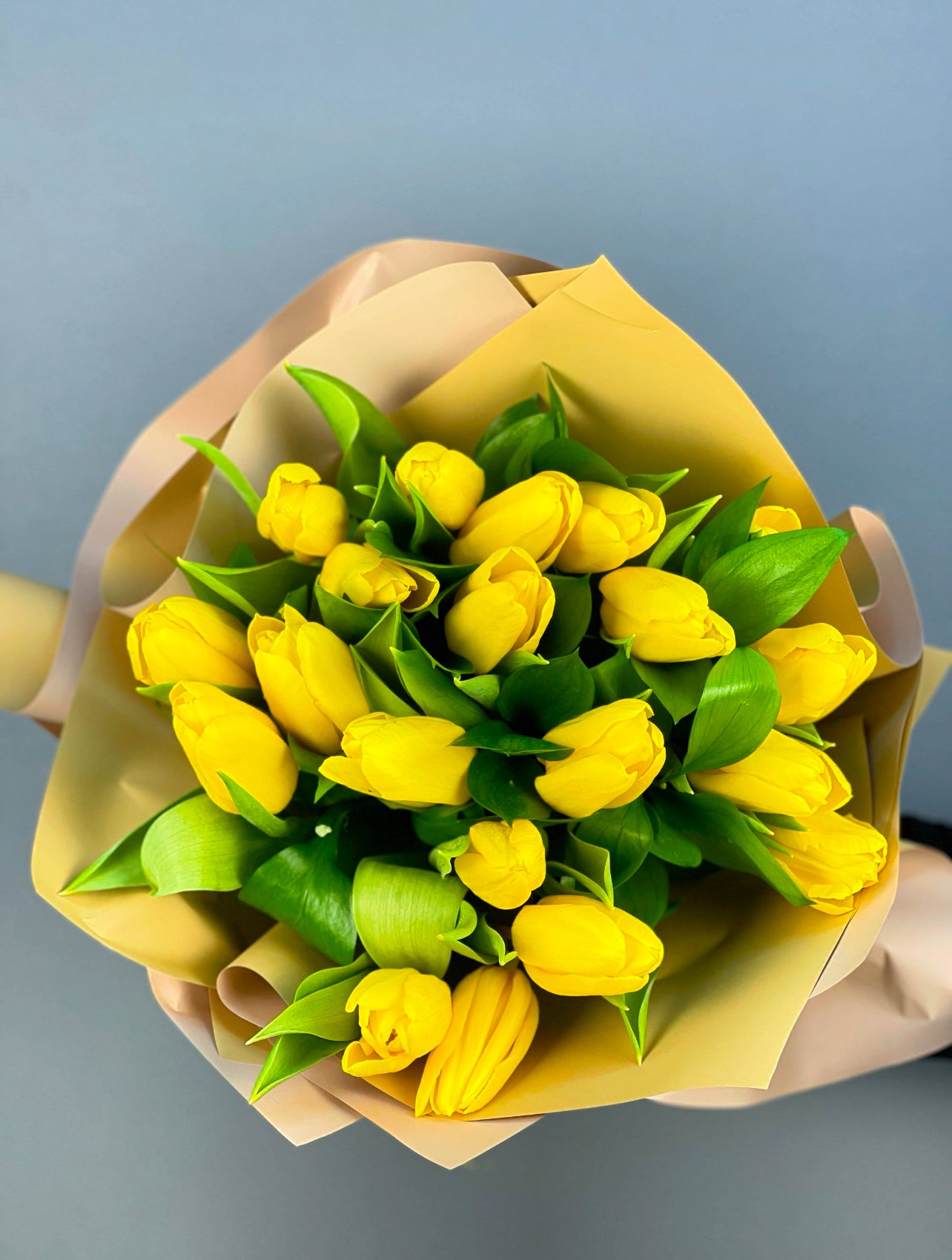Yeni başlangıçlar için mükemmel hediye: Yellow Delight El Buketi, canlı sarı laleler ve zarif ruskusla sunuluyor.