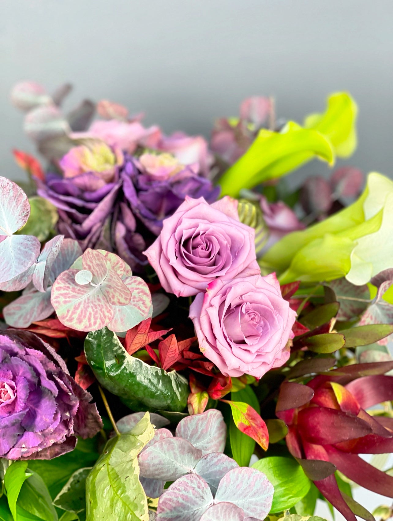 Lüks çiçeklerle tasarlanmış Deluxe Seramik Saksıda Royal Essence, özel günler için unutulmaz bir hediye alternatifi.