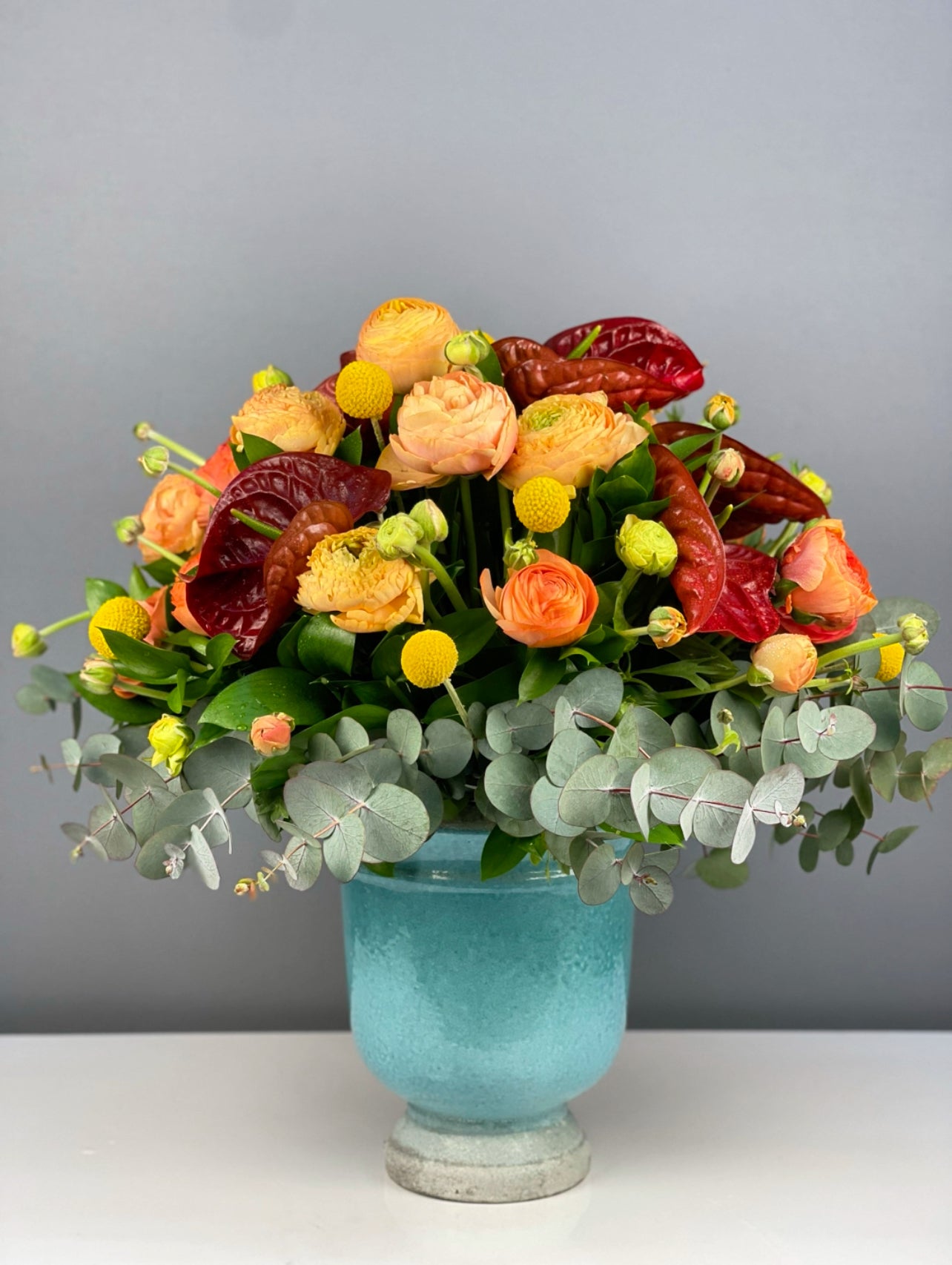 Tüm çiçek türlerinin bir araya gelerek oluşturduğu sofistike kompozisyonun bütünsel görünümü.