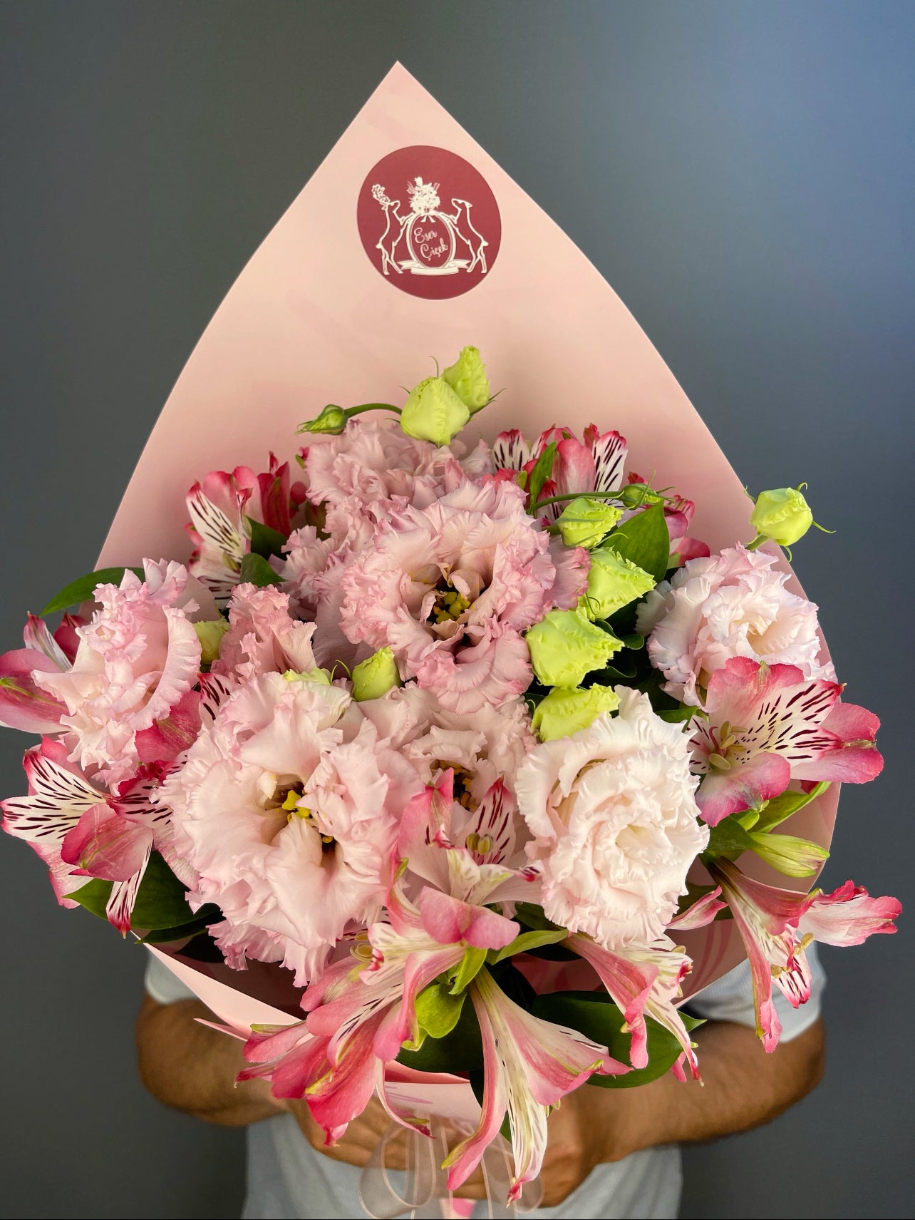 Profil: Buketin yan görünümü, dalların doğal yayılımı ve hacimli formunun vurgusu.