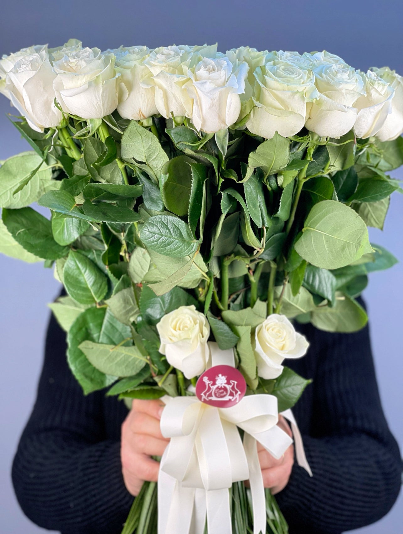 Beyaz güllerin sofistike düzeniyle oluşturulan Celestial Radiance 67 White Rose Bouquet, modern iç mekan dekorasyonuna şıklık katıyor.