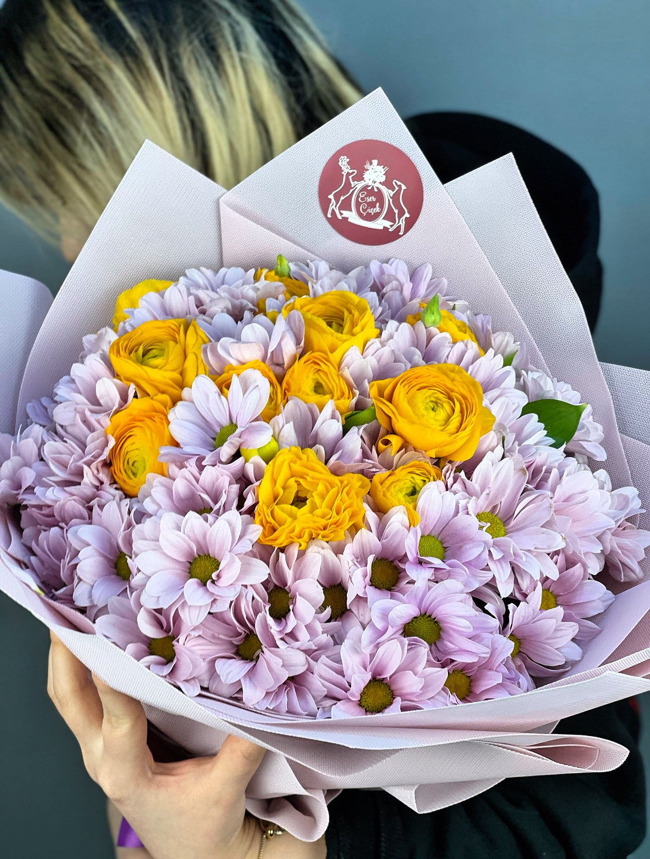 Ürün ambalajı ve genel düzenleme, el buketinin özenle hazırlanmış detaylarını tamamlıyor.