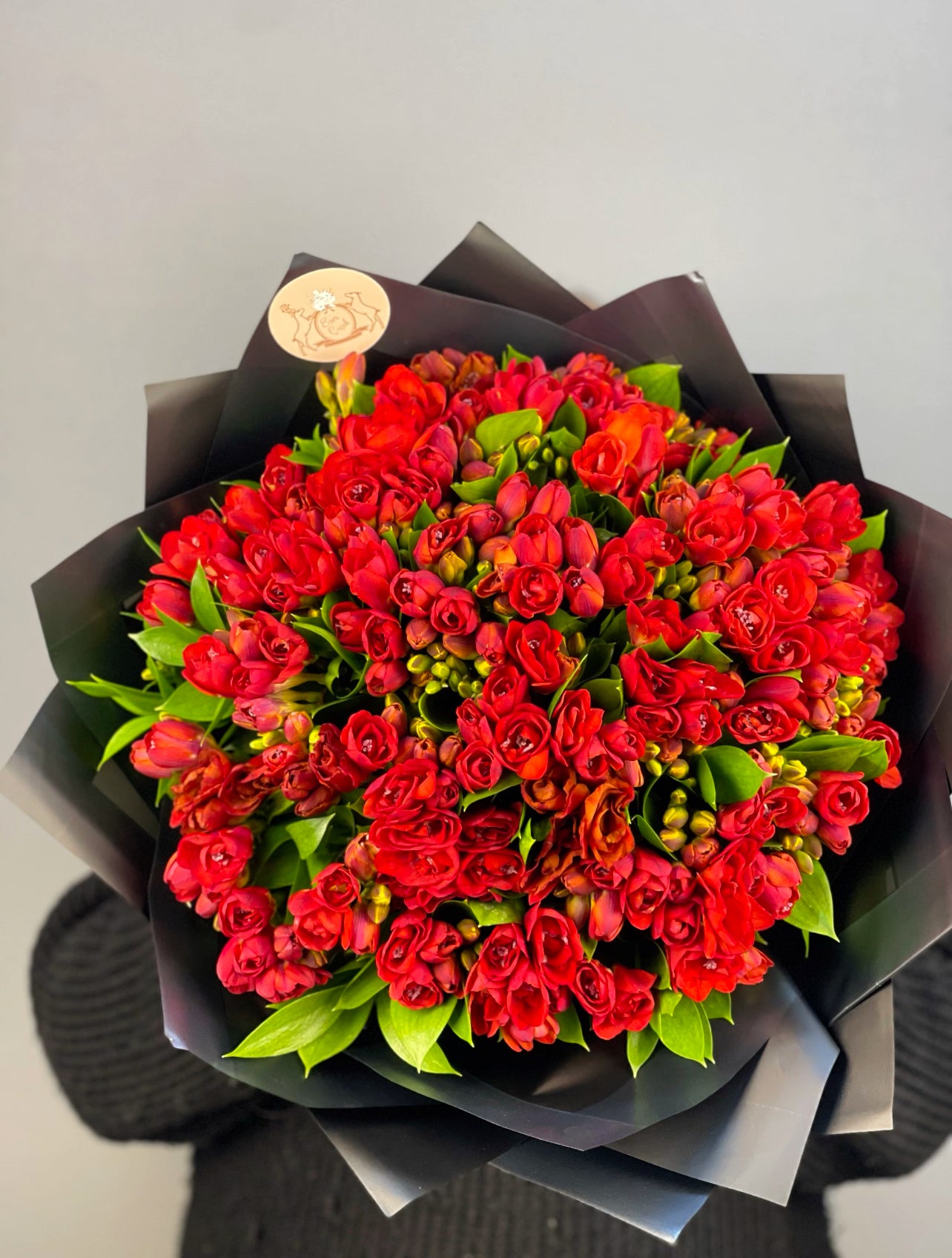 Siyah paketin dokusu ve frezyaların birleşimiyle oluşan sofistike sunum.