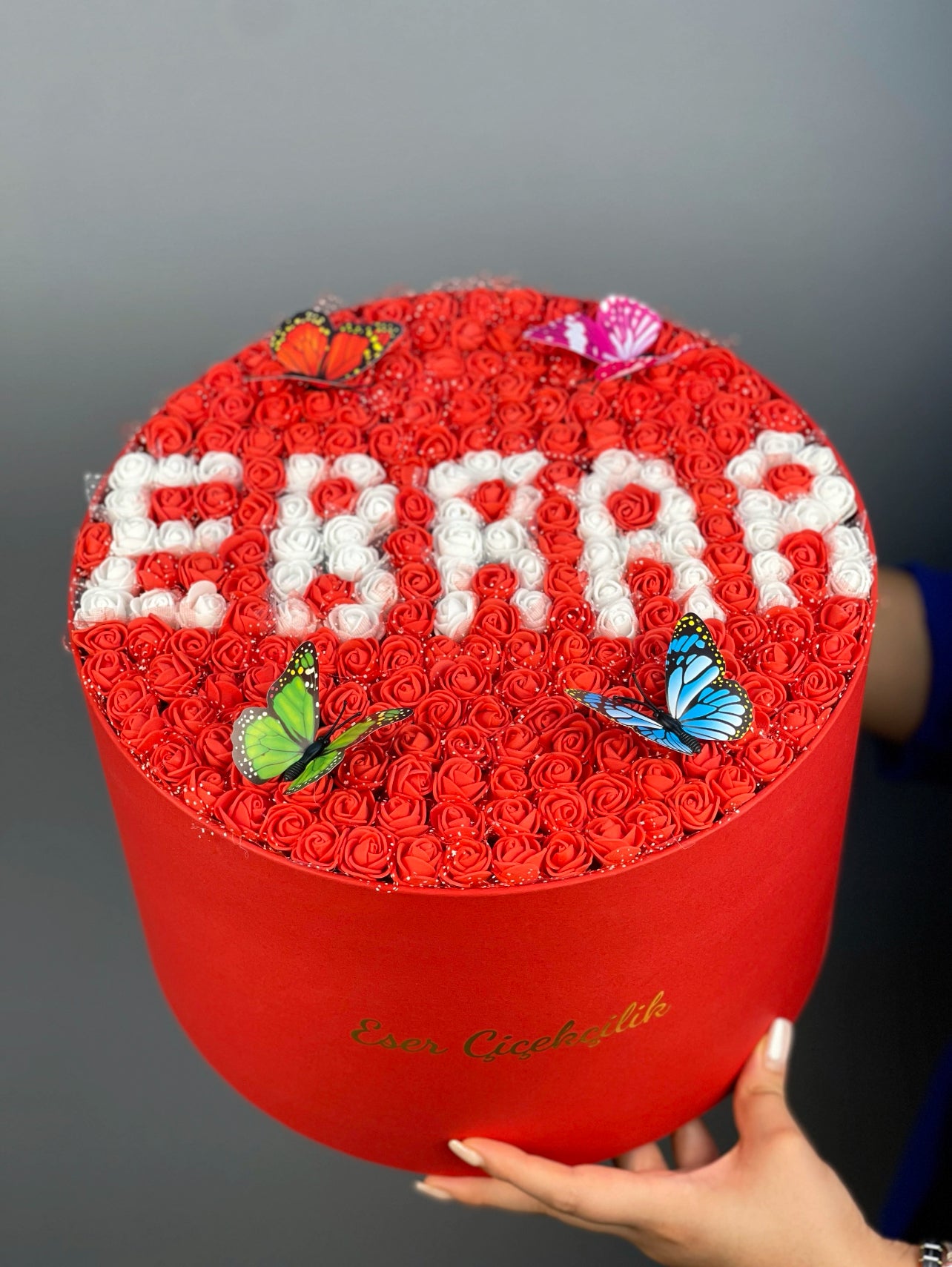 Beyaz harf tasarımlı kırmızı lateks güllerin üstten görünümü