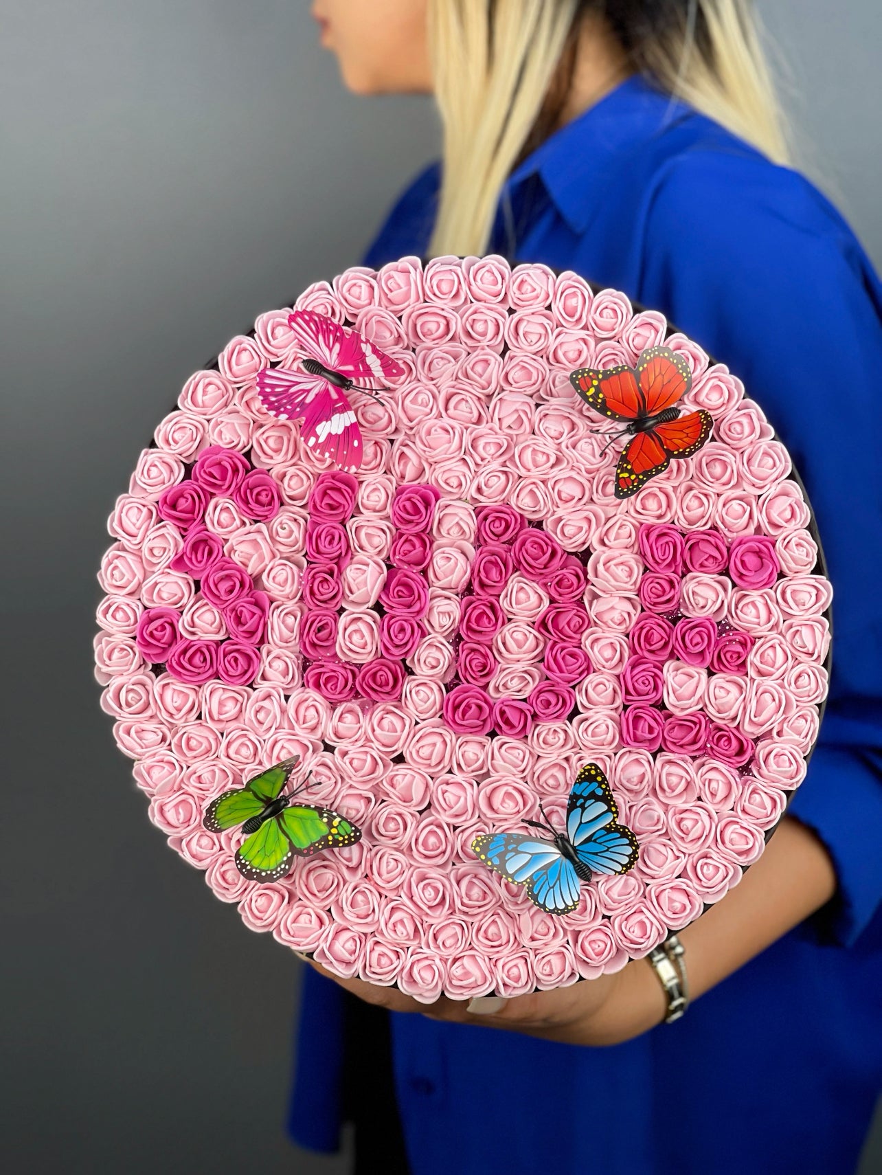 Pembe ve fuşya güllerden hazırlanmış isim detayının yakın çekimi