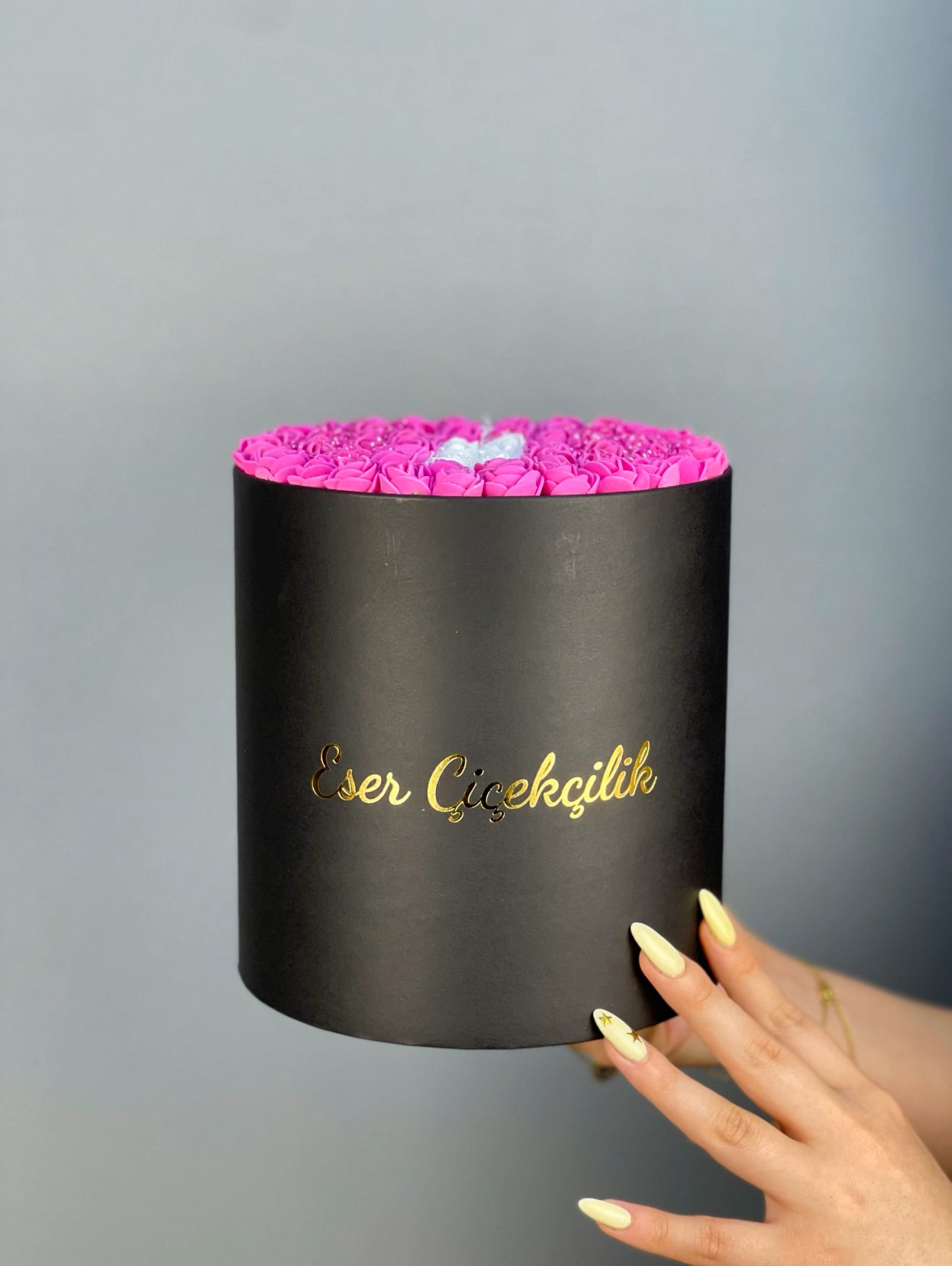 Önden görünüm: Kutunun genel duruşu ve harf düzeninin kompozisyonu.