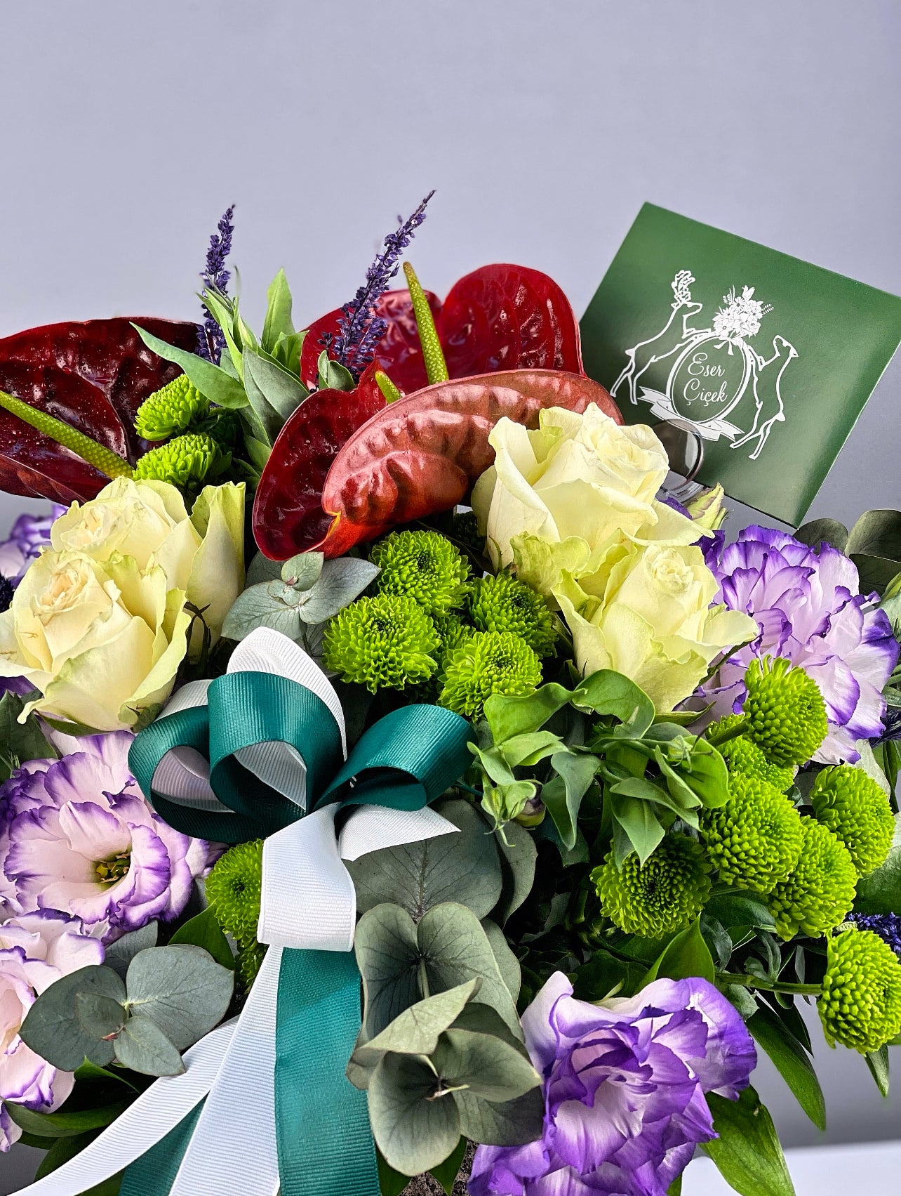 Kuru lavantanın huzur veren aroması ve yeşilliklerle aranjmanın doğal dengesini sergileyen genel görünüm.