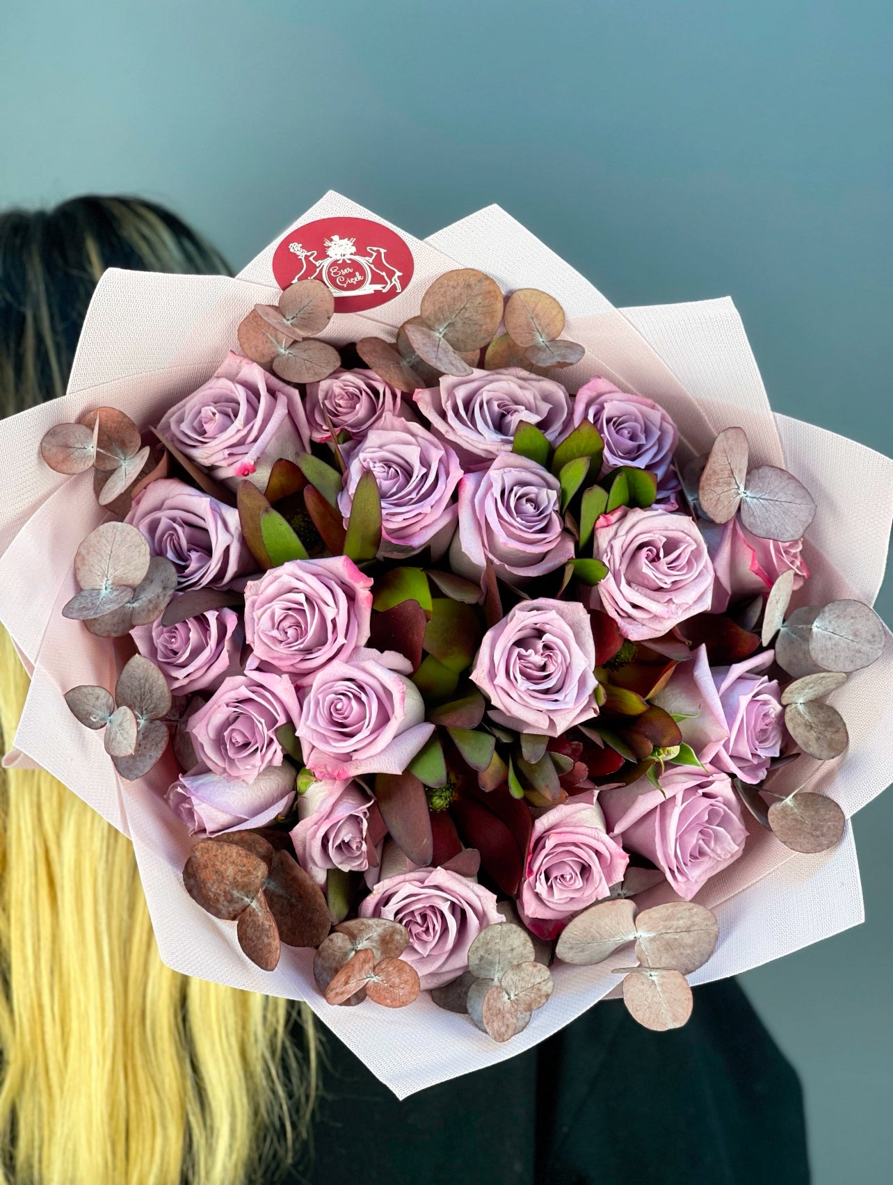 Lila güller ve egzotik leucadendron çiçekleriyle hazırlanmış şık ve sofistike buket.