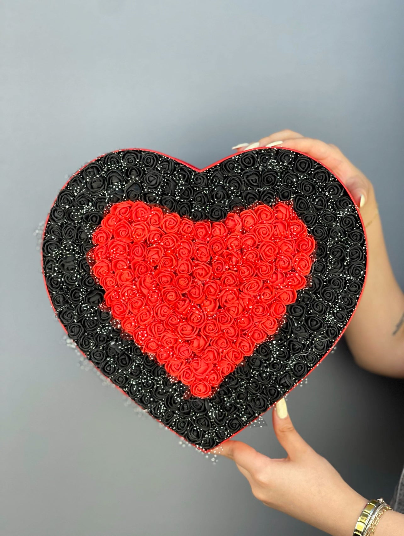 Sevdiklerinize özel hediye seçeneği: kırmızı kutuda siyah güller ve kırmızı kalp tasarımlı düzenleme