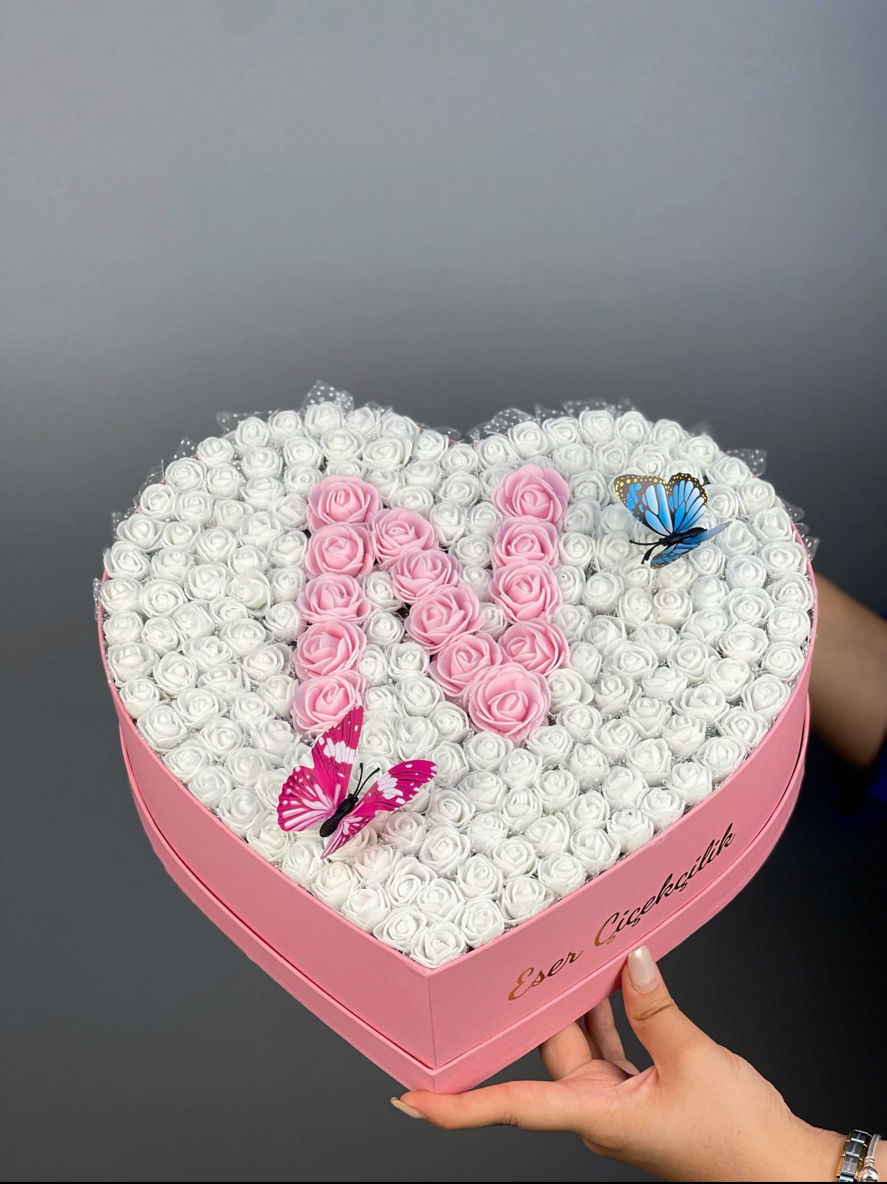 Romantik hediye fikirlerinden biri: pembe kutuda küçük beyaz ve büyük pembe güllerle hazırlanmış RoseMix harf tasarım kalp kutu