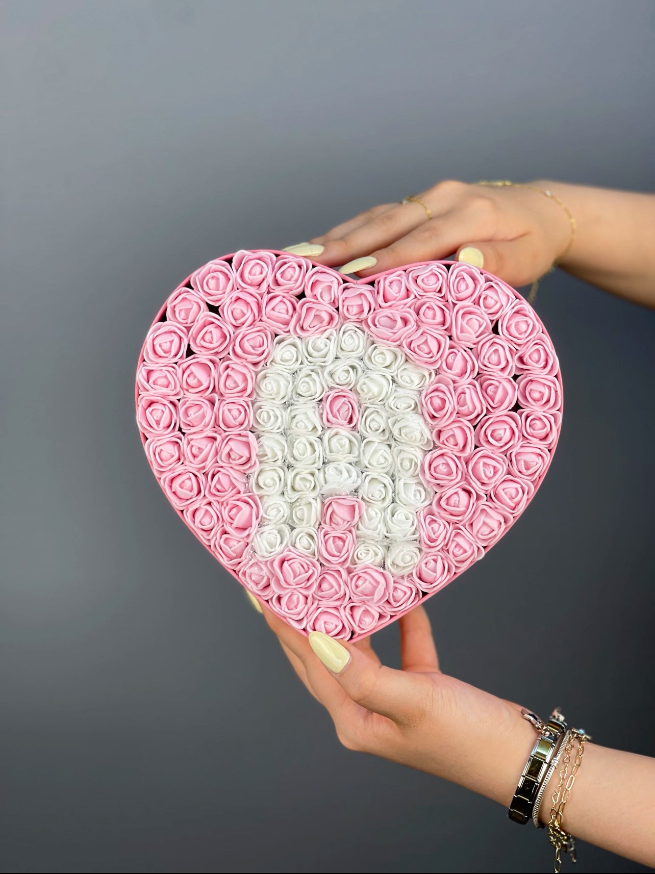 Sevdiklerinize özel hediye fikri: pembe kalp kutuda pembe güller ve beyaz harf tasarım