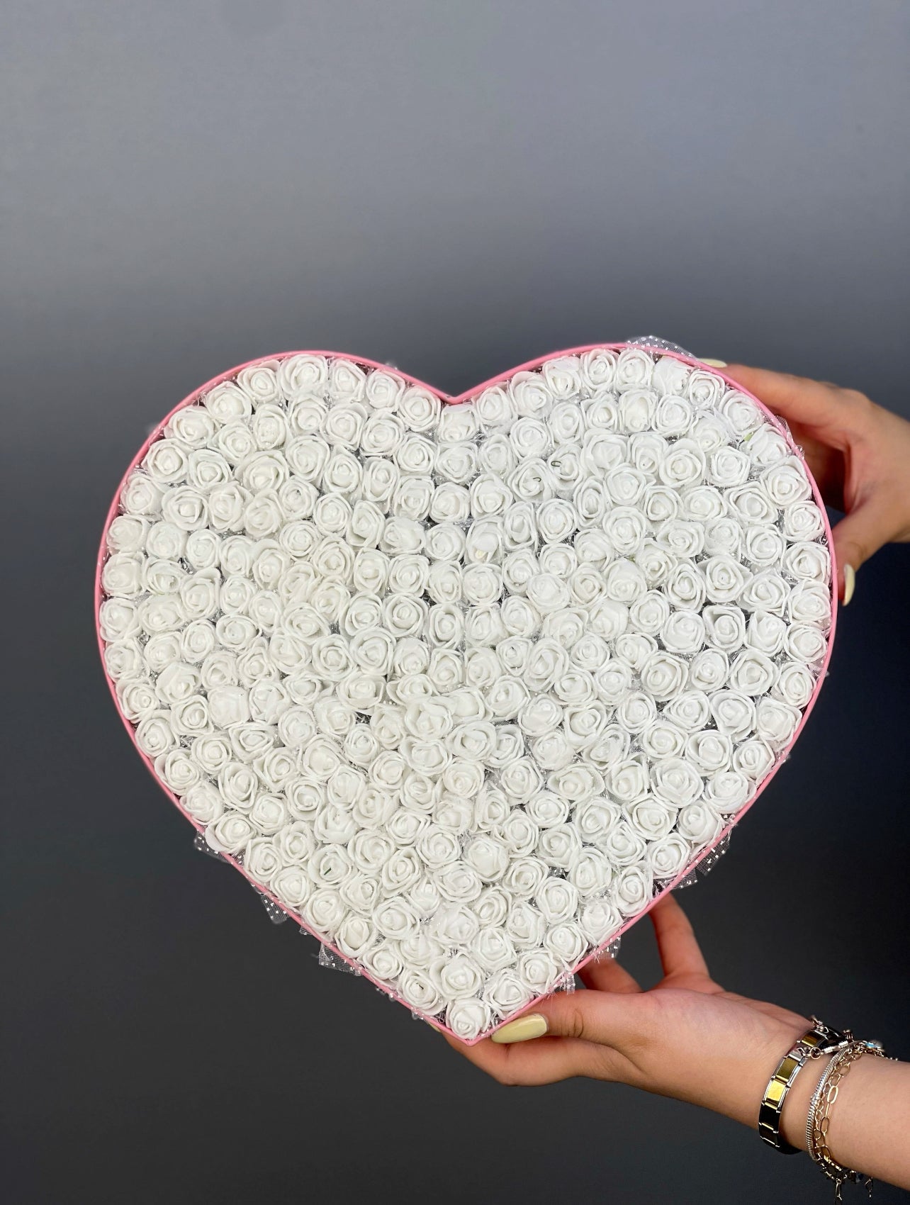 Sevdiklerinize özel hediye fikri: pembe kalp kutuda beyaz lateks kuru güller