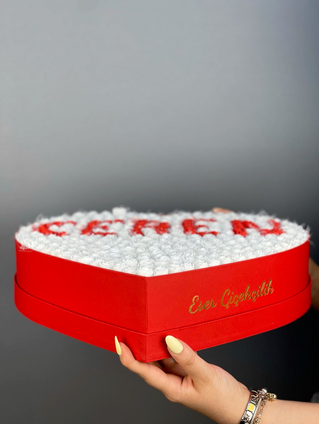 Sevdiklerinize özel hediye fikri: kırmızı kalp kutuda beyaz güller ve kırmızı isim tasarım