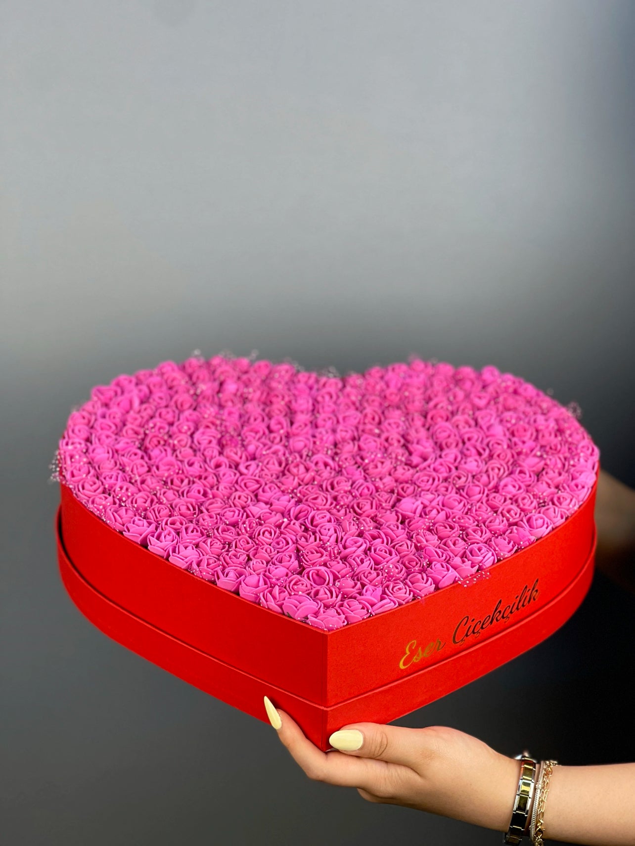 Sevdiklerinize özel hediye fikri: kırmızı kalp kutuda fuşya lateks güller