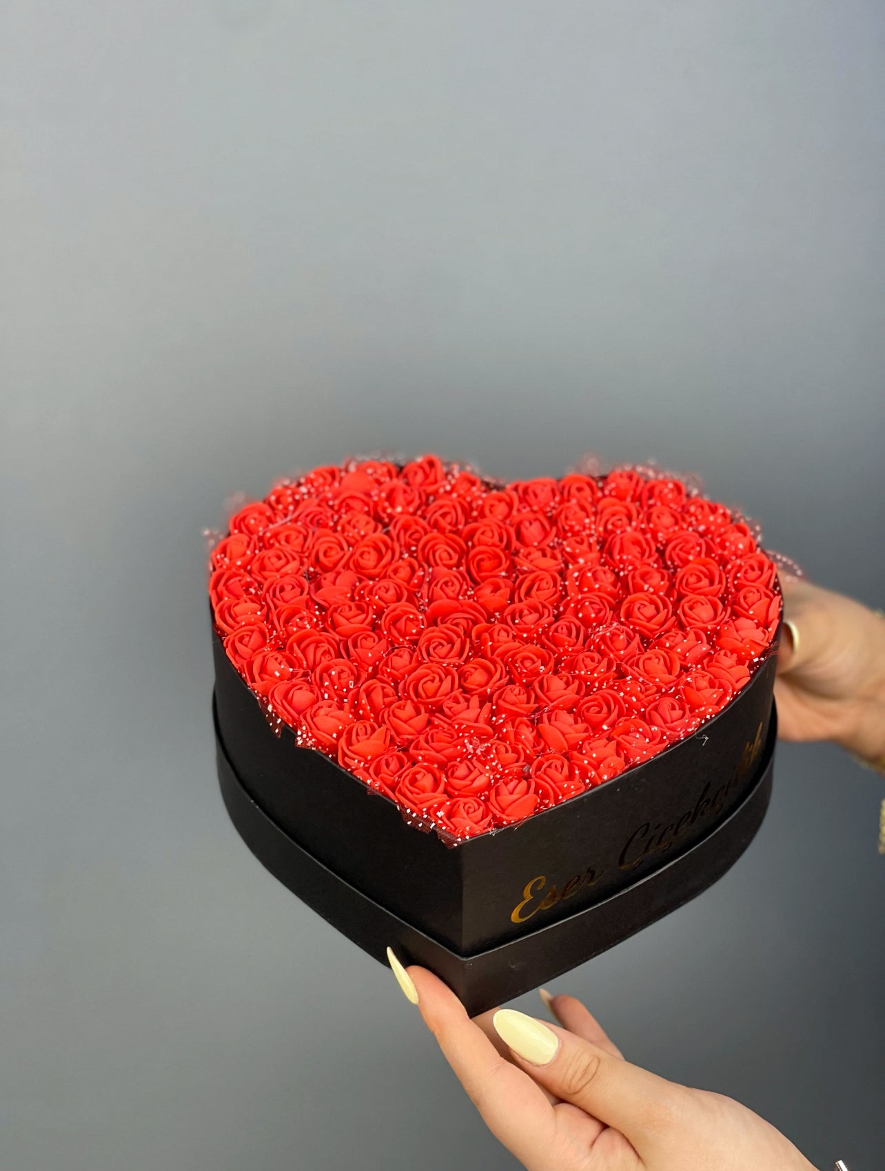 Sevdiklerinize özel hediye fikri: siyah kalp kutuda kırmızı lateks güller