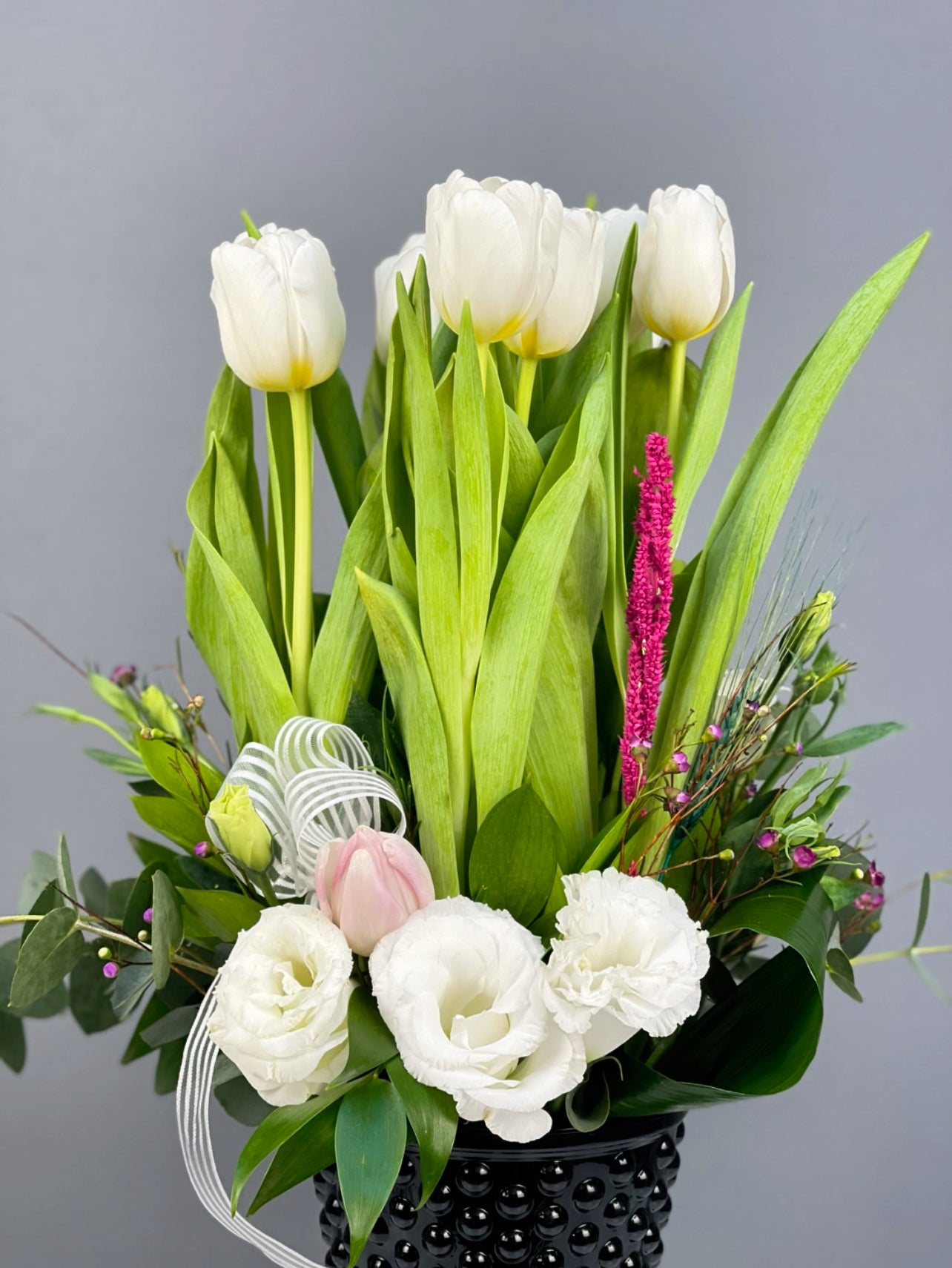 Deluxe Cam Vazoda Ivory Harmony, modern iç mekan dekorasyonuna zarif bir dokunuş sağlayan beyaz çiçek aranjmanı.