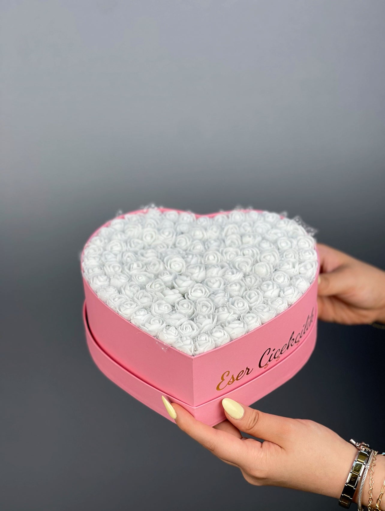 Sevdiklerinize özel hediye fikri: pembe kalp kutuda beyaz güller