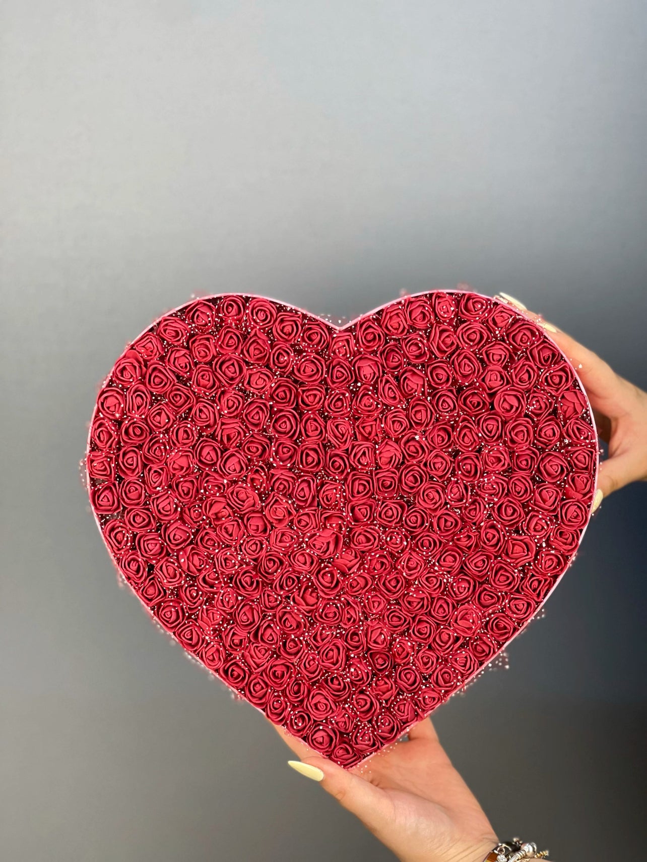 Sevdiklerinize özel hediye fikri: pembe kalp kutuda bordo lateks güller