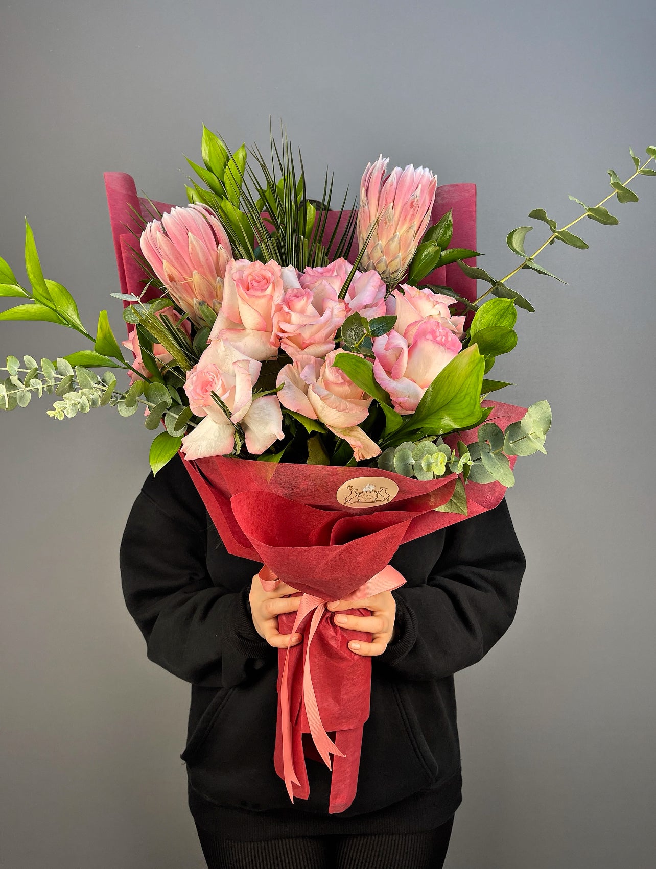 Buketin genel görünümünde çiçeklerin ahenkli birleşimi ve zarif duruşu dikkat çekiyor.