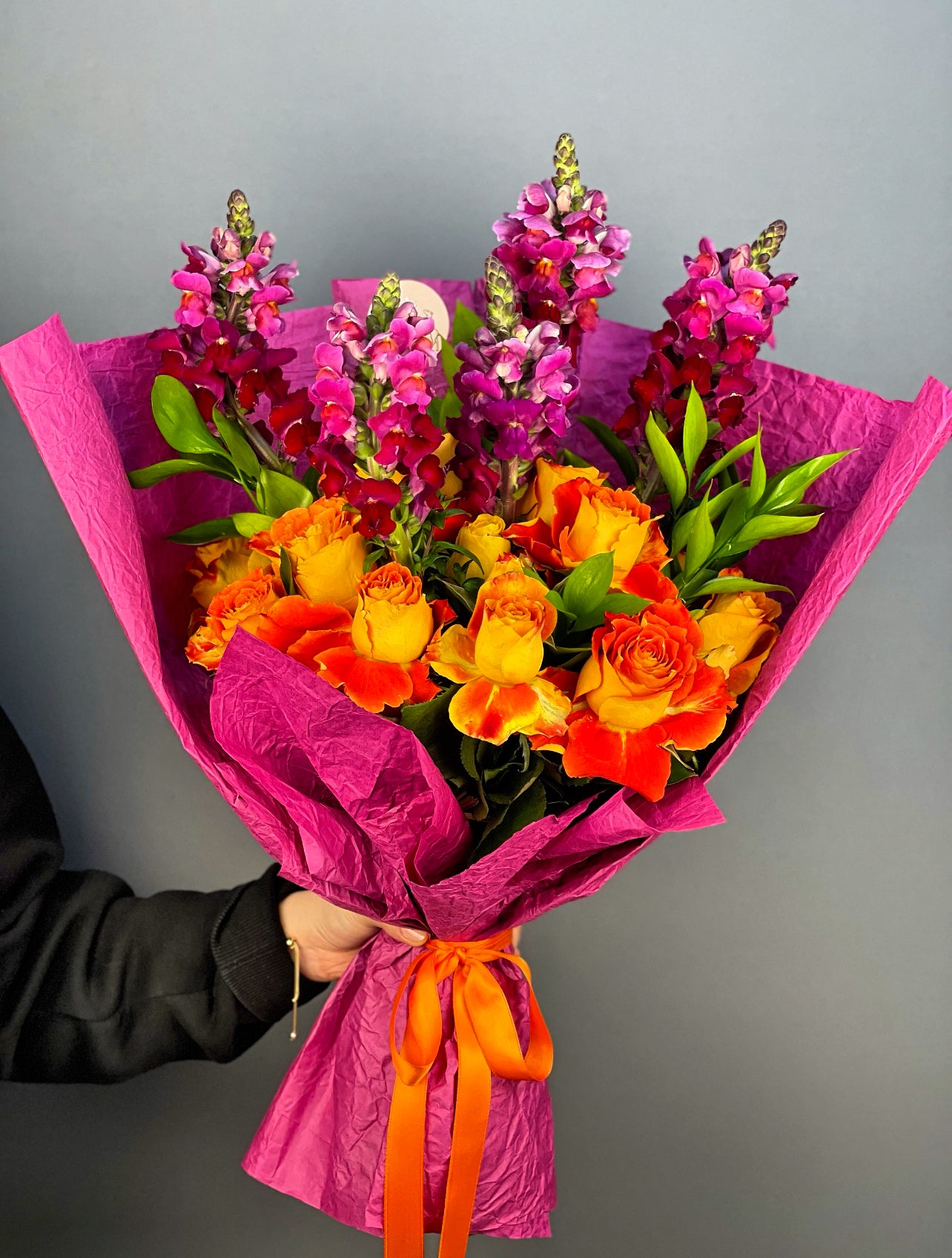 Genel görünümde, çiçeklerin canlı renkleri ve özenli düzenlemesi ön plana çıkıyor.