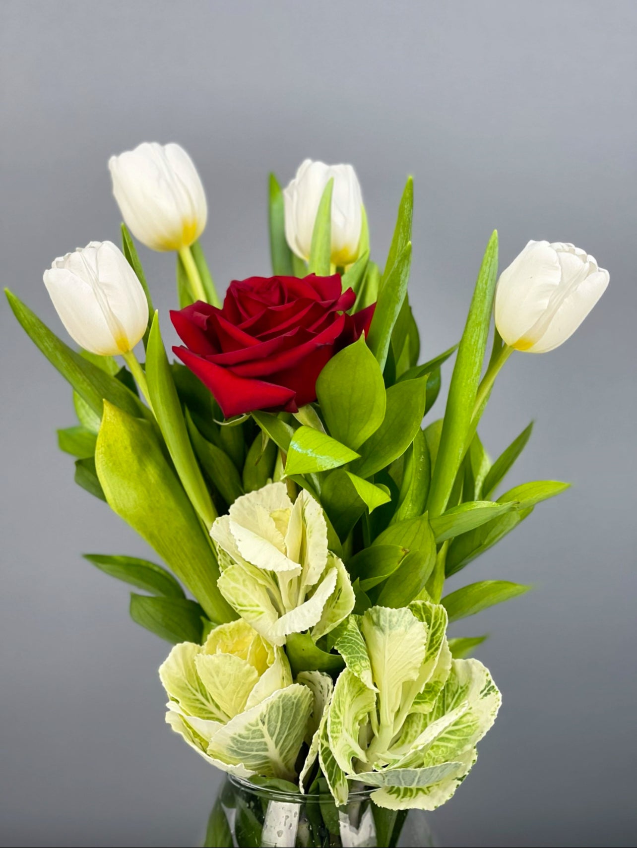 Modern minimal tasarımıyla Minimal Bloom Fusion aranjmanı, 16 cm boy ve 8 cm ağız çapı cam vazoda şık bir şekilde sunuluyor.