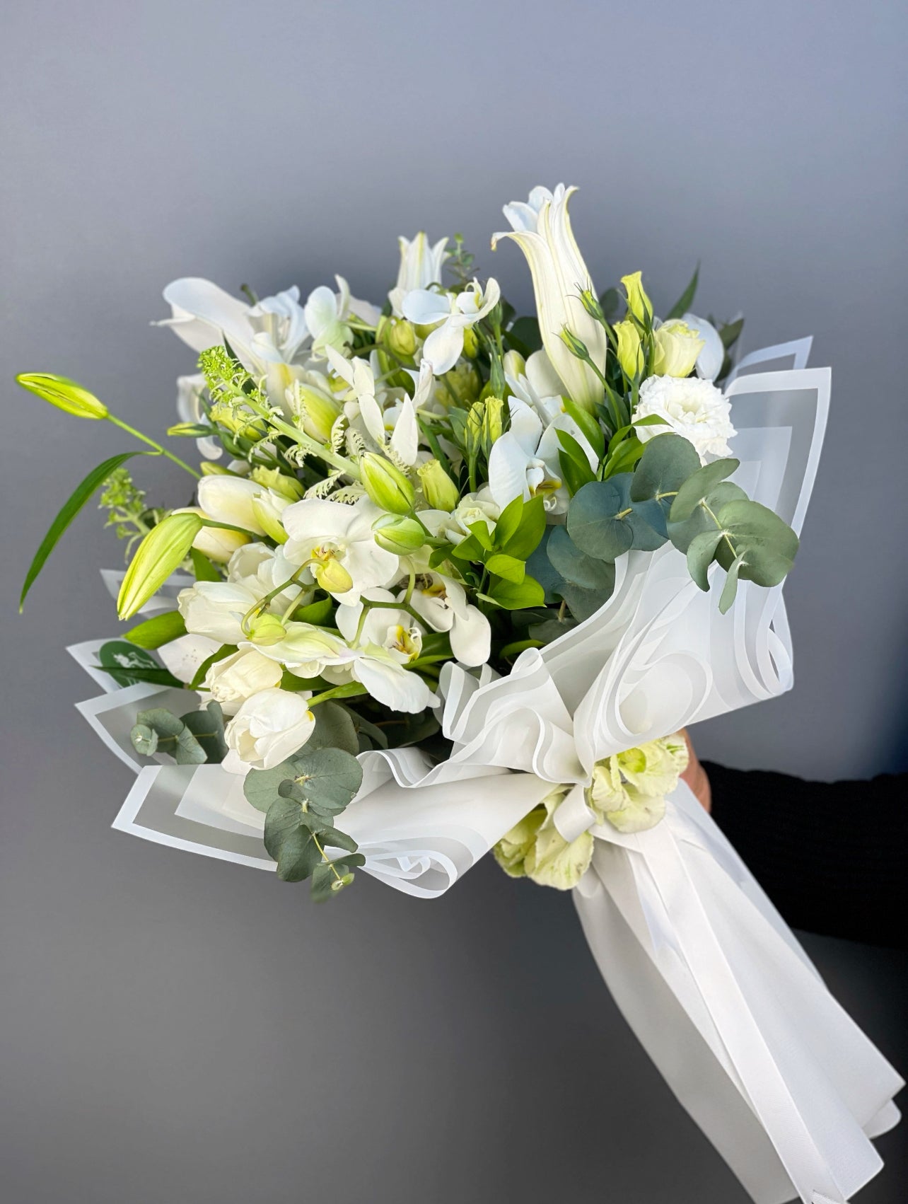 Özel günler için ideal opulent white enchantment buketi, zarif beyaz çiçeklerin büyüleyici birleşimiyle unutulmaz bir hediye seçeneği sunar.