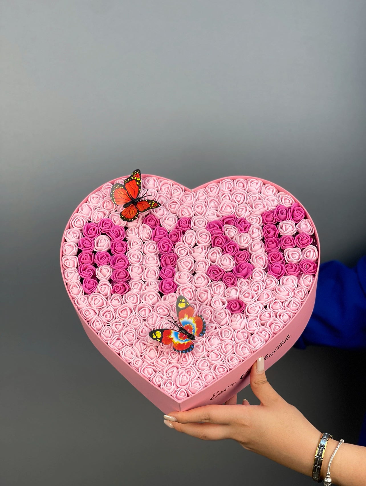 Classic boy pembe kutunun yandan görünümünde pembe güller ve fuşya isim tasarım detayı