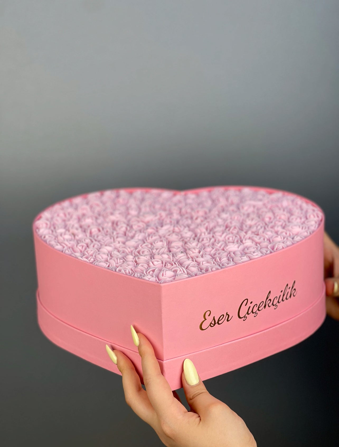 31 cm pembe kutuda düzenlenmiş pembe lateks güllerin ön cephe görünümü