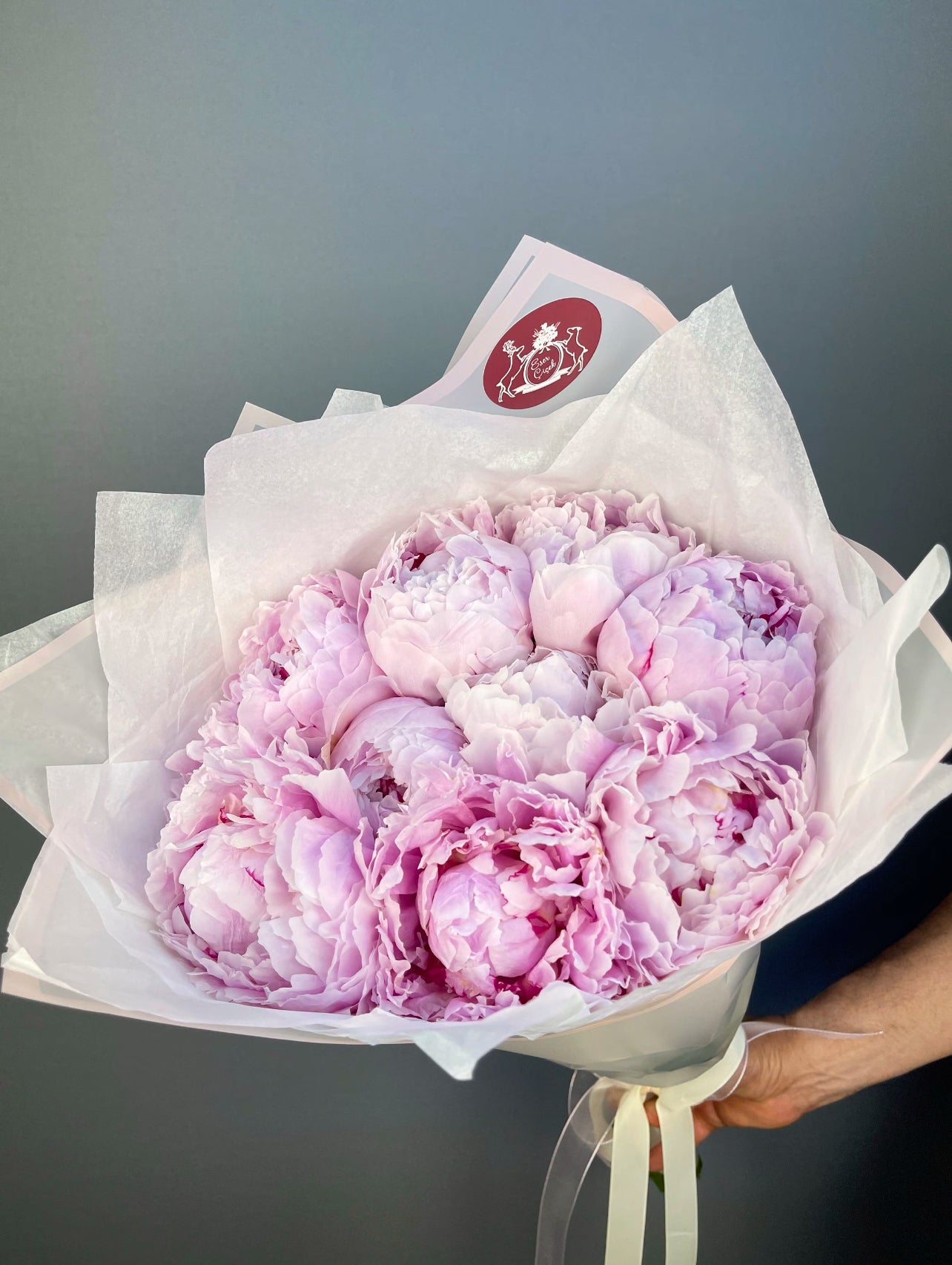 Profil: Buketin yan görünümü, şakayıkların doğal yayılımı ve dolgun duruşu.