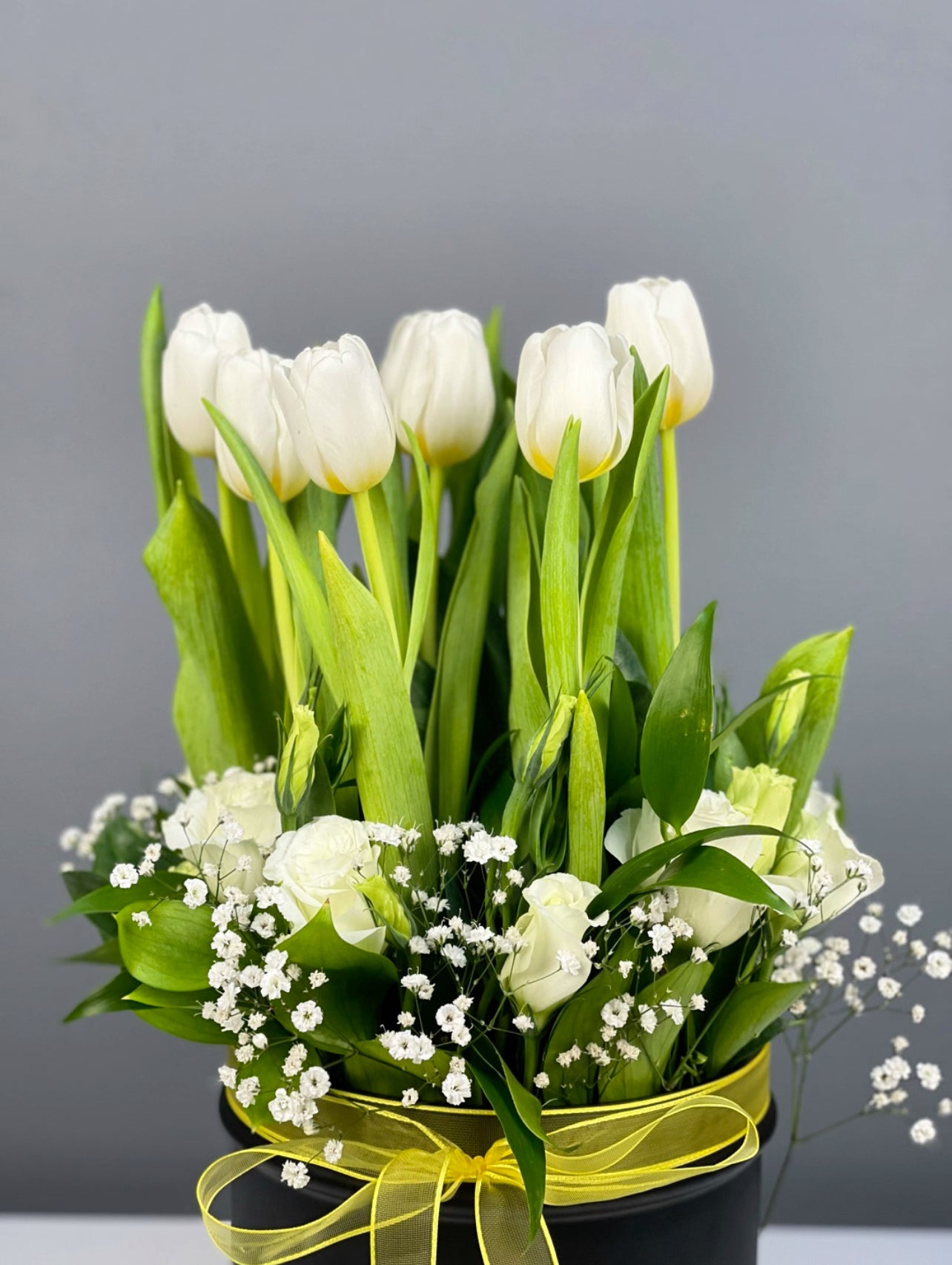 Modern iç mekan dekorasyonuna zarif dokunuş katan Pure Serenity Aranjmanı, taze beyaz çiçeklerin uyumuyla dikkat çekiyor.