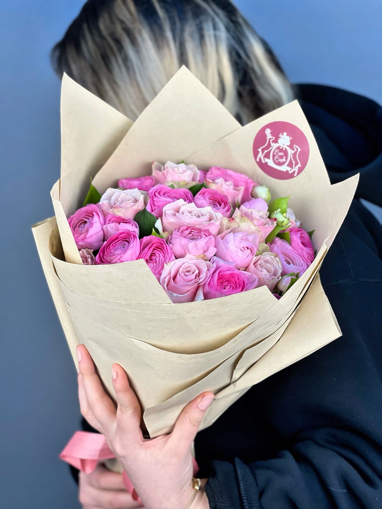 Rosy Rhapsody Pink Bouquet'un yakın çekimi, pembe güllerin ve erengüllerin tazeliğini ve zarafetini sergiliyor.