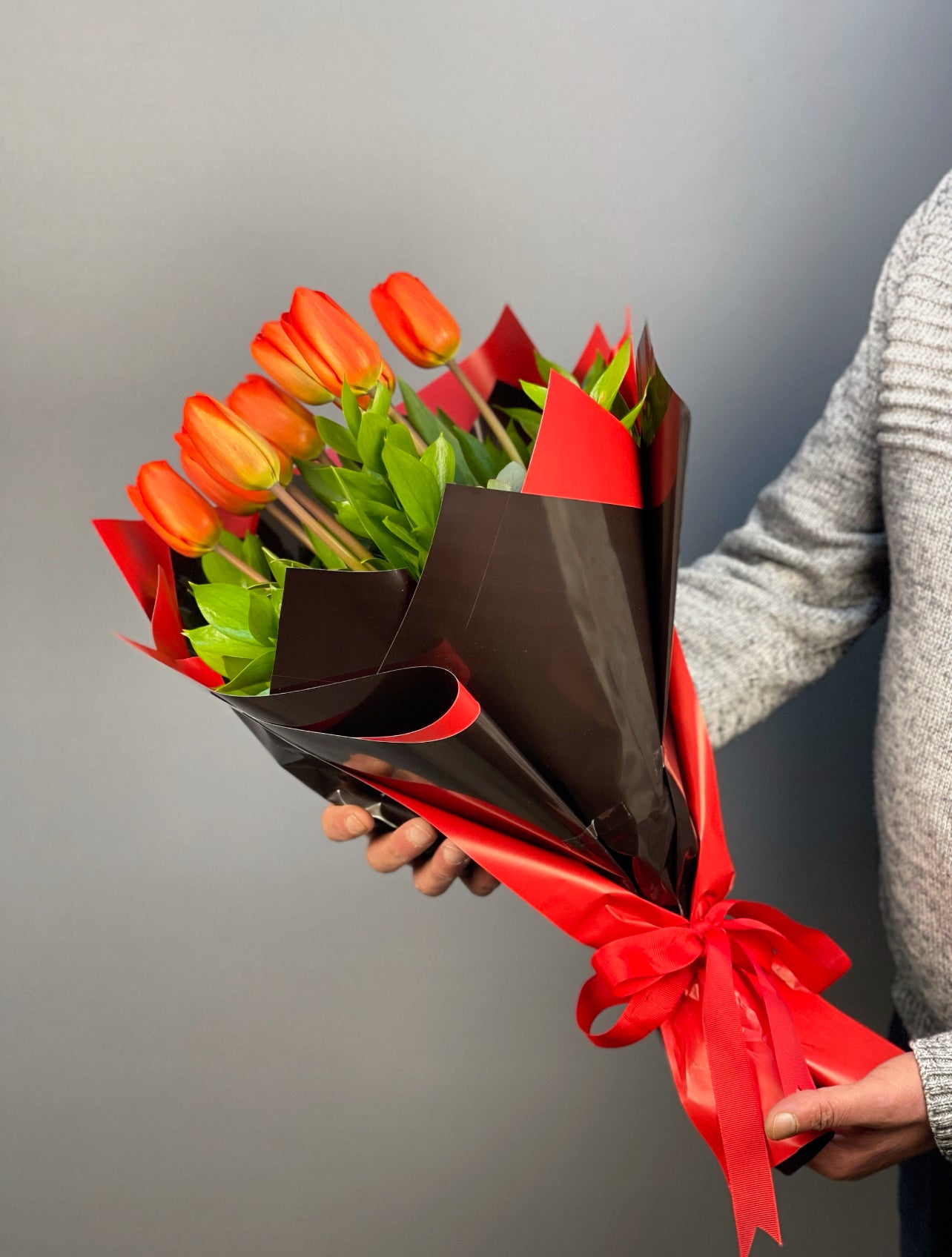 Romantik ve anlamlı bir hediye seçeneği olan Scarlet Reverie kırmızı lale buketi, özel günlerde şıklığı ve zarafetiyle dikkat çekiyor.