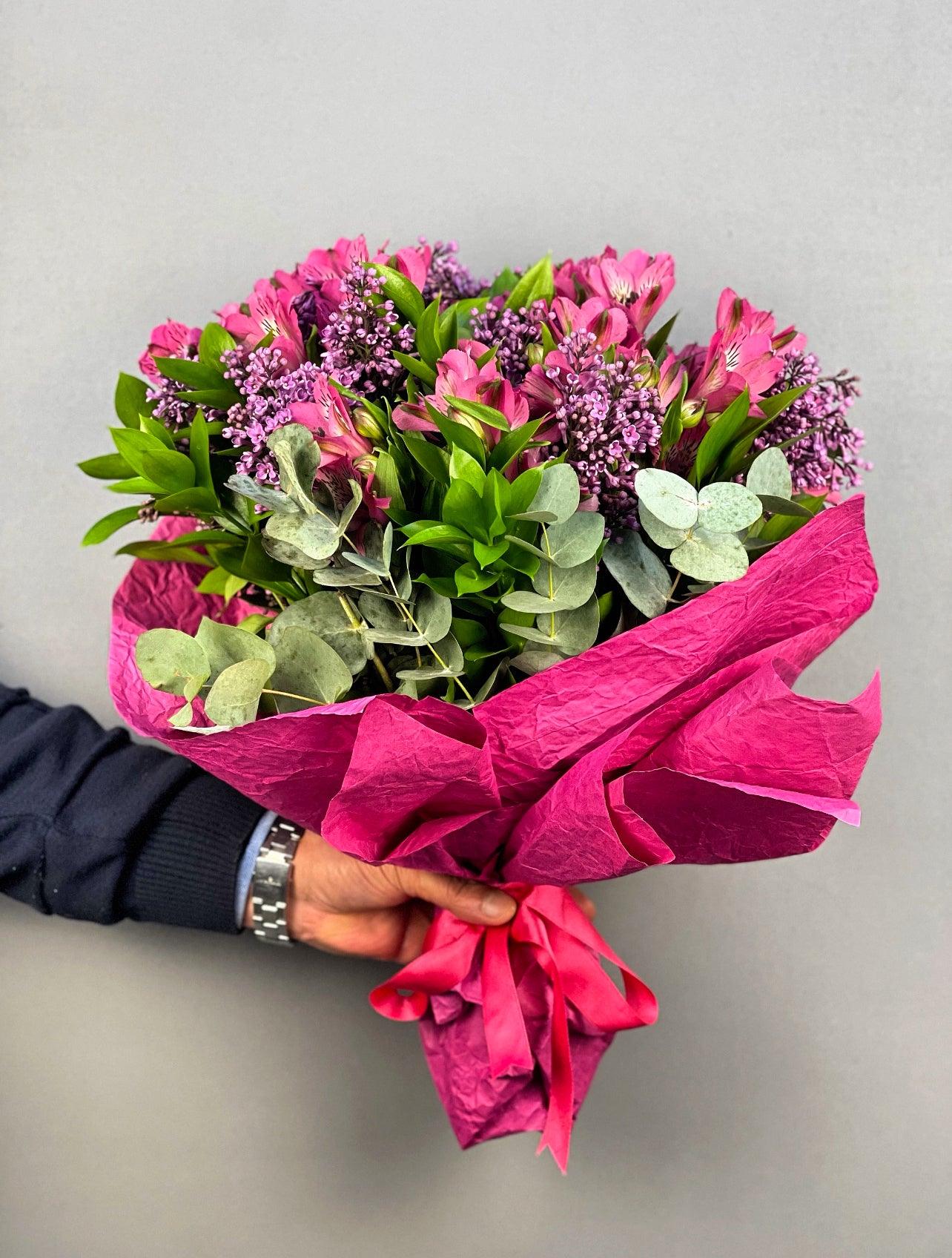 Bahar esintisi sunan fuşya tonlardaki buketin genel görünümü.