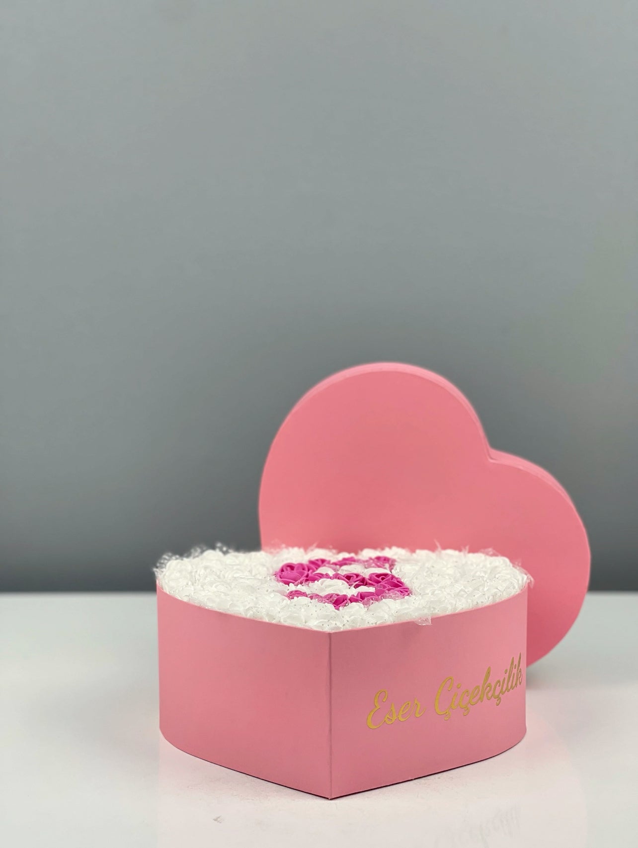 Üstten bakışta 20 cm pembe kalp kutuda beyaz güller ve fuşya harf tasarım