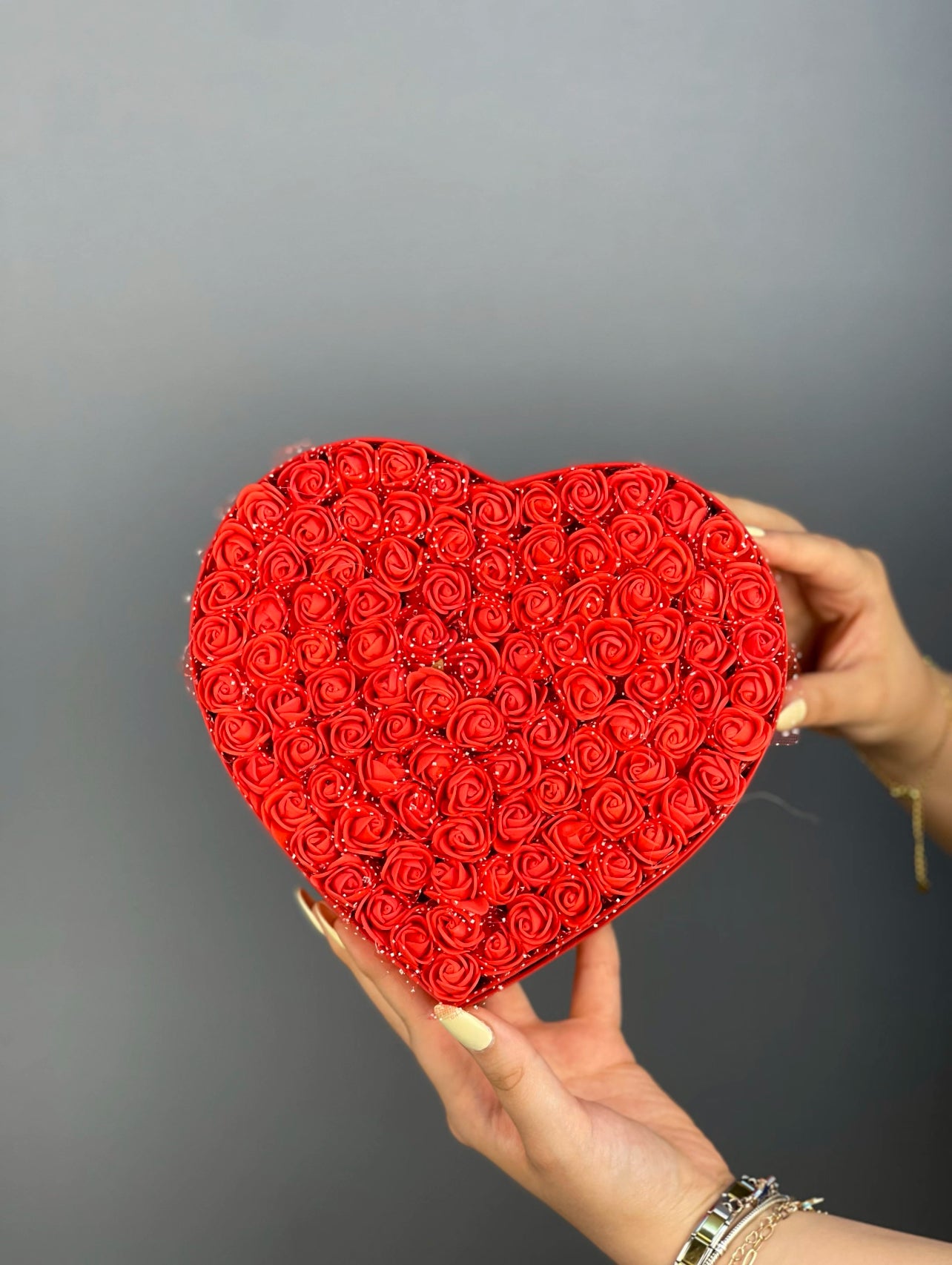 Üstten bakışta 20 cm kırmızı kalp kutuda kırmızı güllerin zarif düzeni