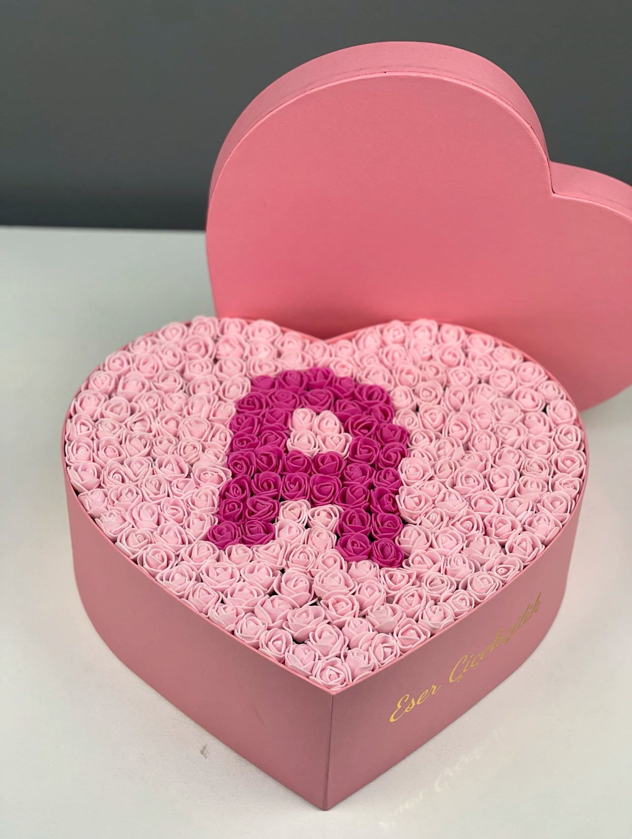 Üstten bakışta 31 cm pembe kalp kutuda pembe güller ve fuşya harf tasarımın zarif düzeni