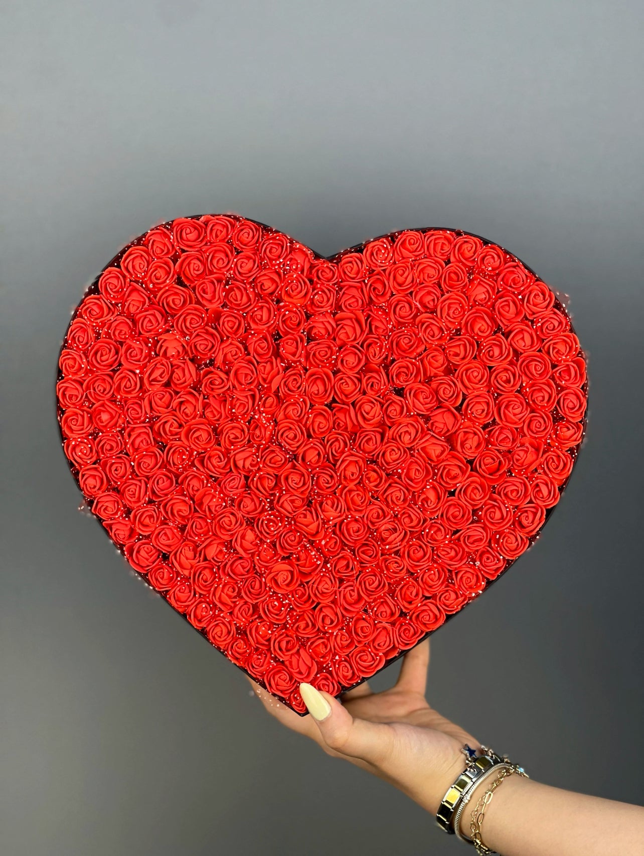 Üstten bakışta 31 cm siyah kalp kutuda kırmızı güllerin zarif düzeni