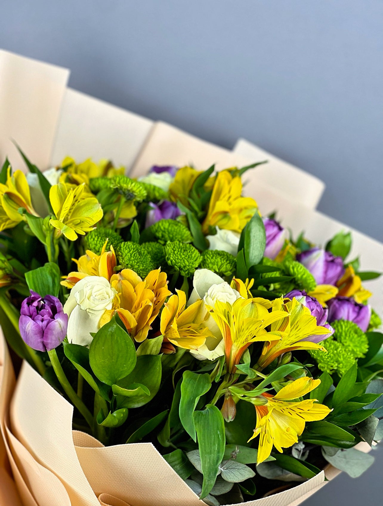 El buketinin elden çekilen fotoğrafında, tüm çiçeklerin bir araya gelerek oluşturduğu şık kompozisyon.