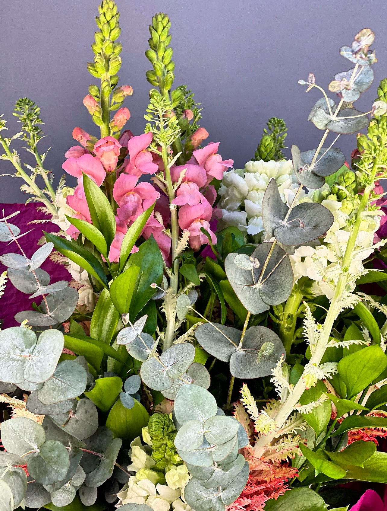 Genel sunumda, buketin estetik düzenlemesi ve dinamik çiçek yerleşimi net olarak gözlemleniyor.