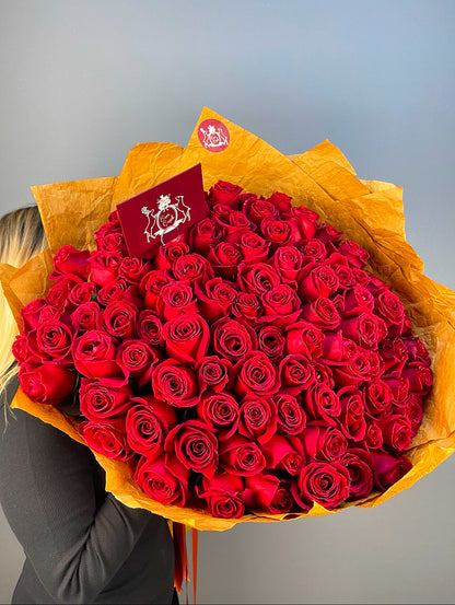 101 adet ithal kırmızı gülden oluşan büyüleyici ve romantik buket.