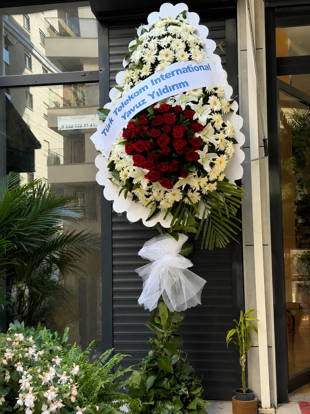 Kırmızı Gül Beyaz Gerbera Ayaklı Sepet