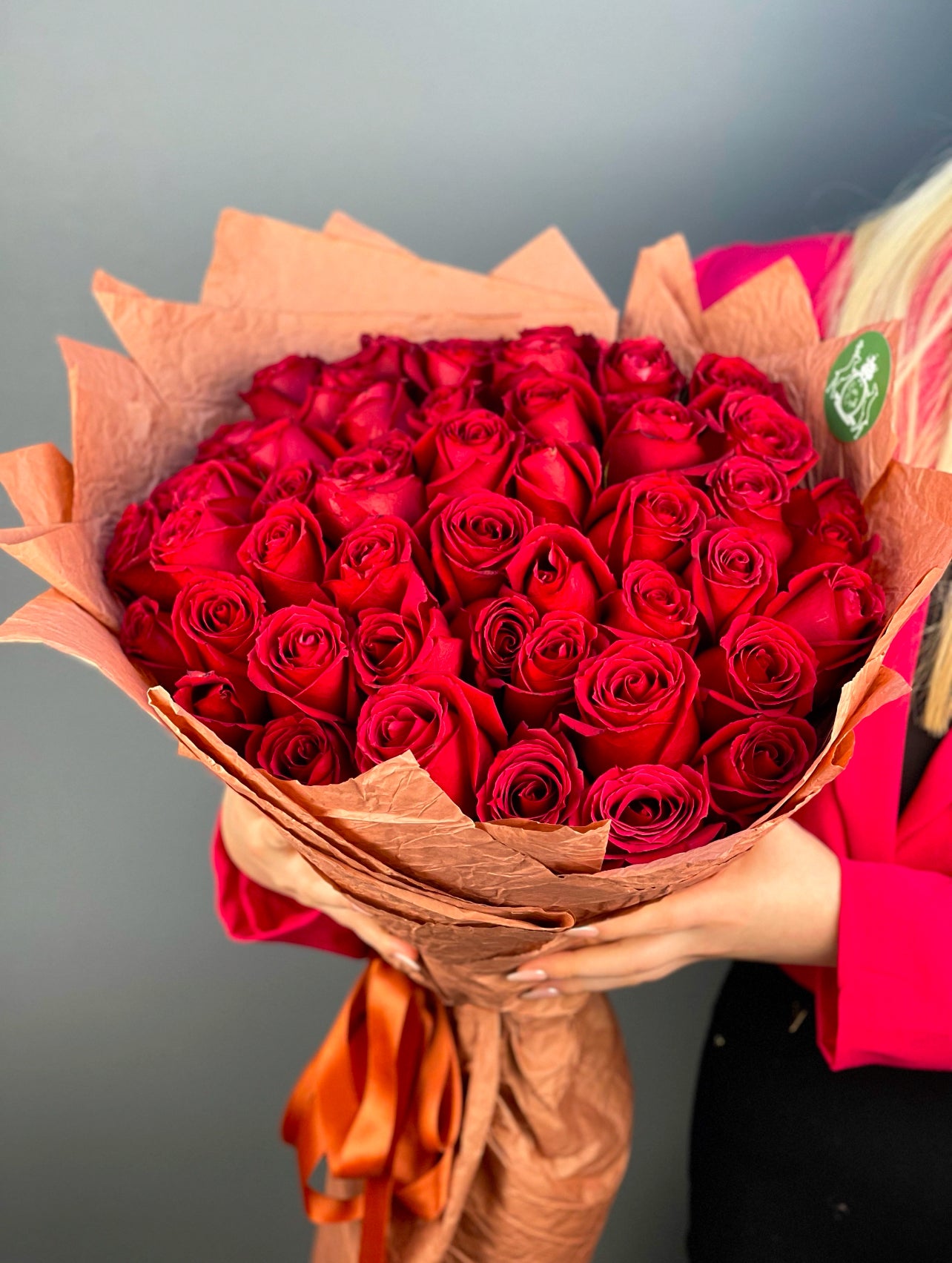 Eternal Romance 51 Kırmızı Gül Buketi, özel anlar için mükemmel bir hediye.