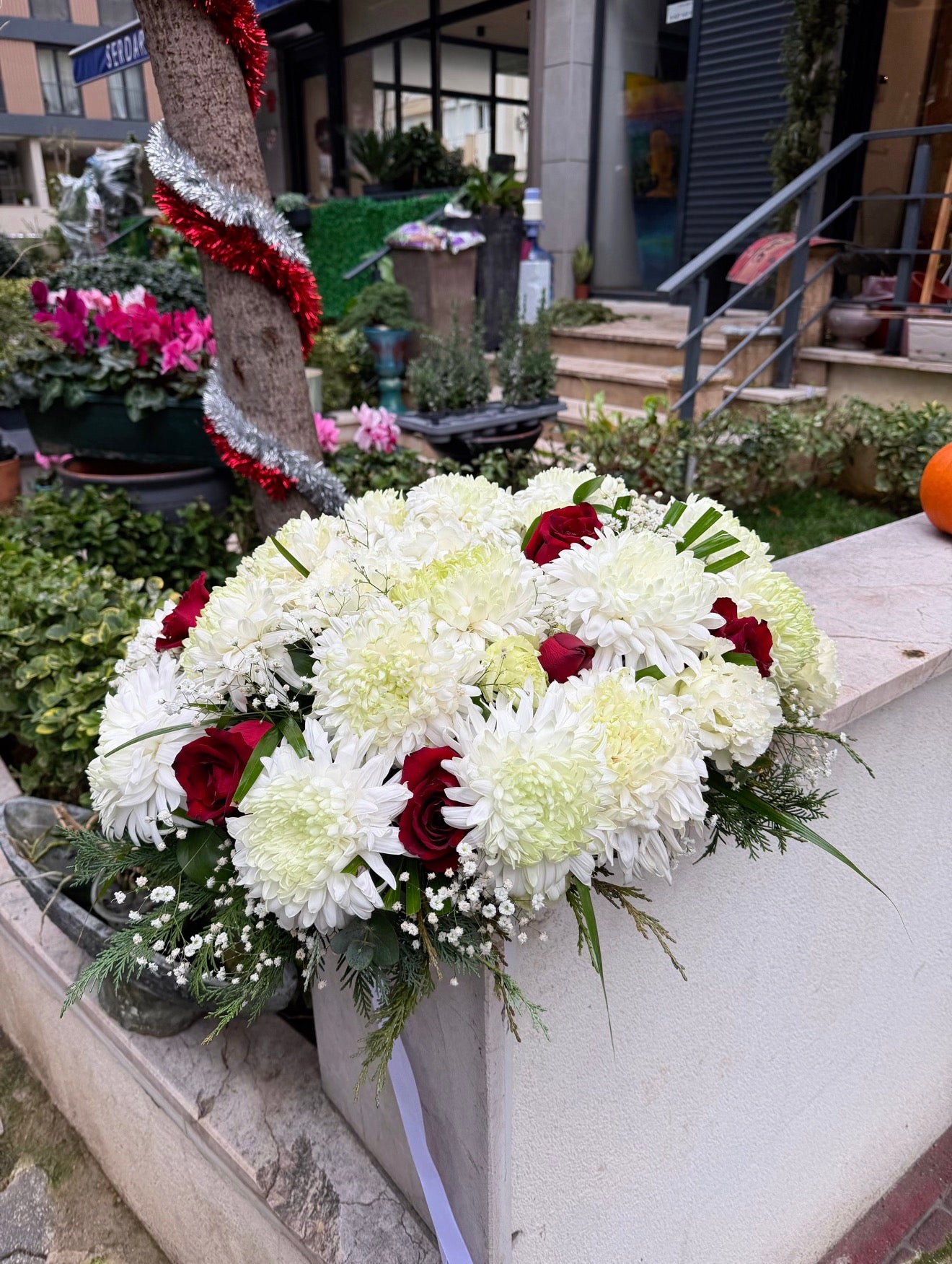 Kırmızı Gül Detaylı Beyaz Masa Aranjmanı