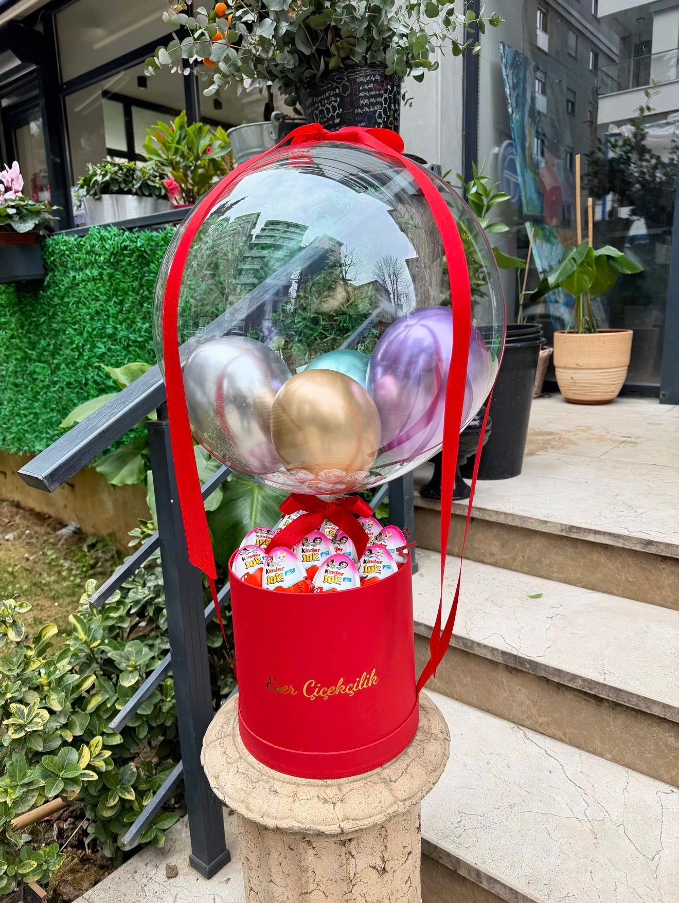 Kırmızı Kutuda Kinder Joy Balon Aranjmanı