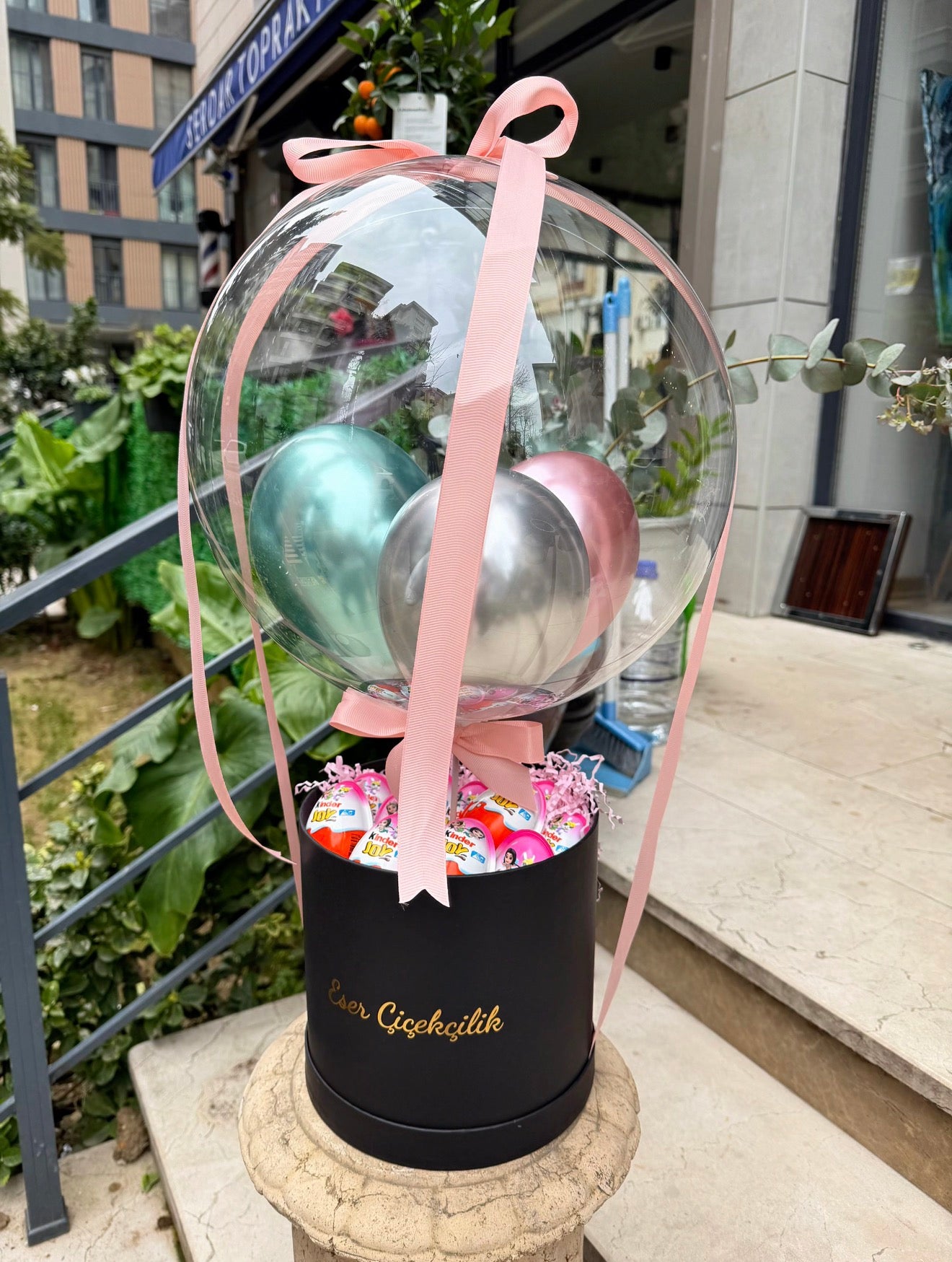 Siyah Kutuda Kinder Joy Balon Aranjmanı